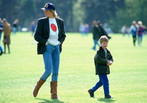 WINDSOR, ROYAUME-UNI - 02 MAI : Le Prince William avec sa mère, Diana, Princesse de Galles au Polo Club des Gardes. |Photo : Getty Images