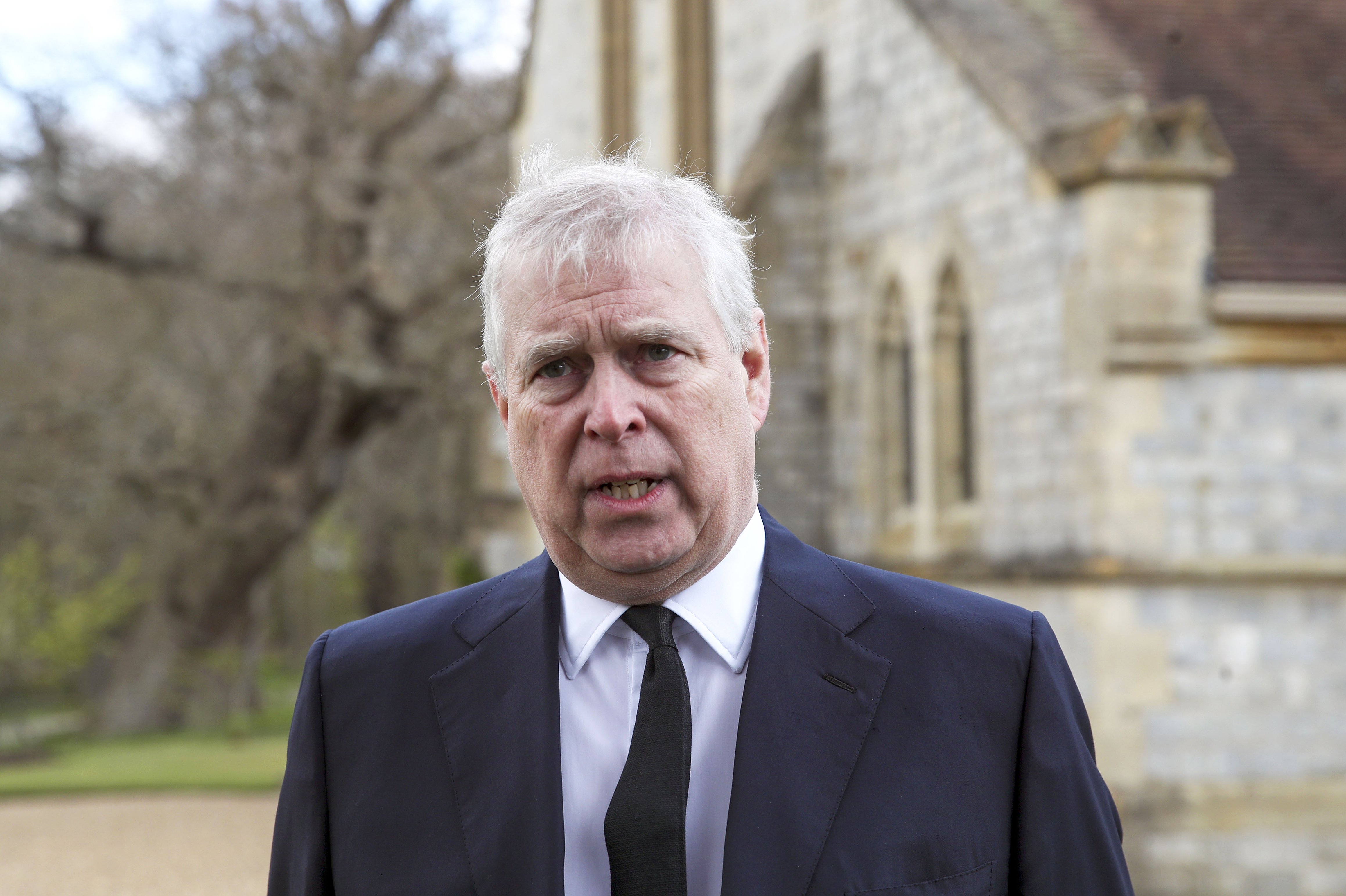 Le prince Andrew, duc d'York, assiste à l'office du dimanche à la chapelle royale de Tous les Saints, à Windsor, après l'annonce, le vendredi 9 avril, du décès du prince Philip, duc d'Édimbourg, à l'âge de 99 ans, le 11 avril 2021 à Windsor, en Angleterre. | Source : Getty Images