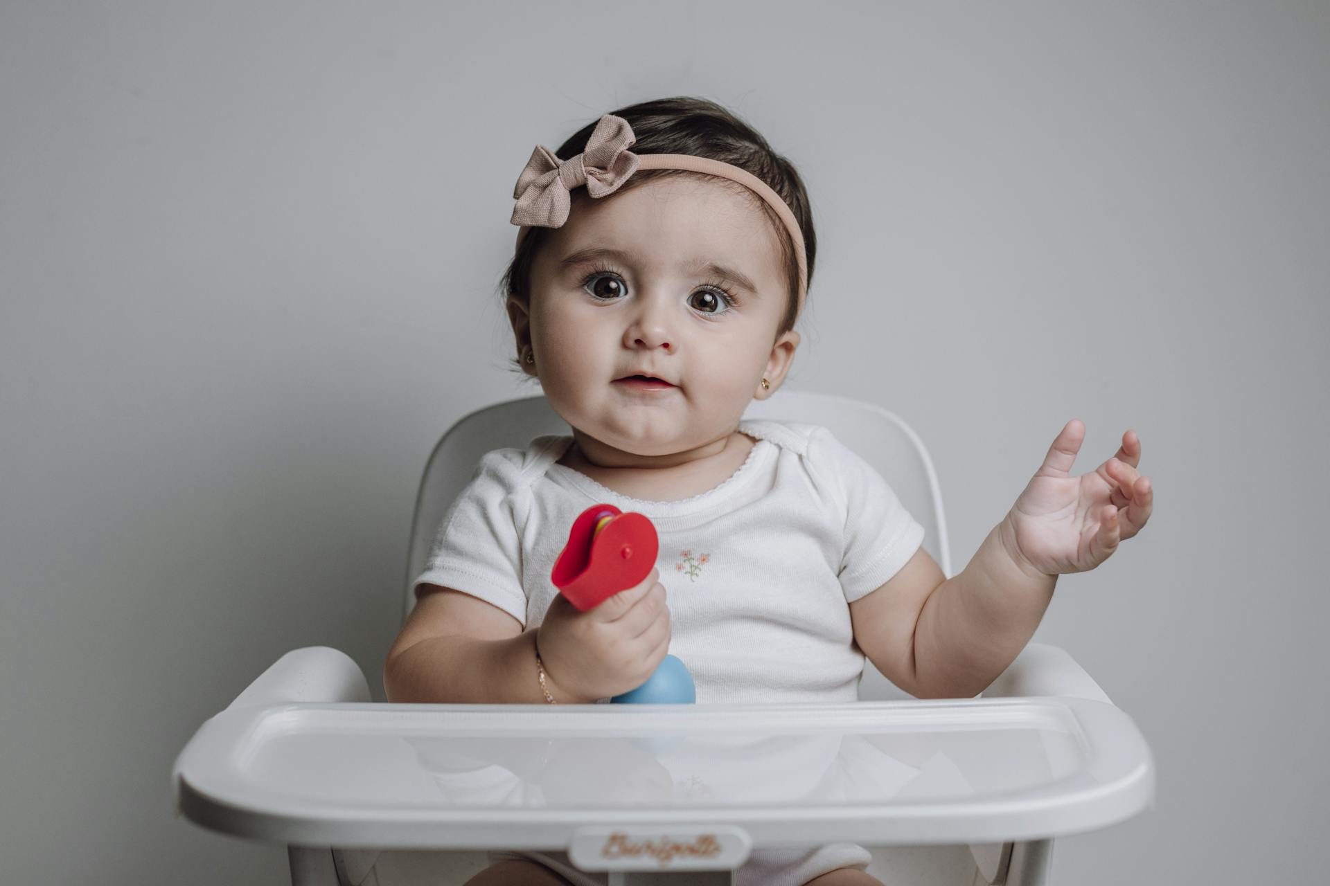 Une petite fille assise sur sa chaise | Source : Pexels