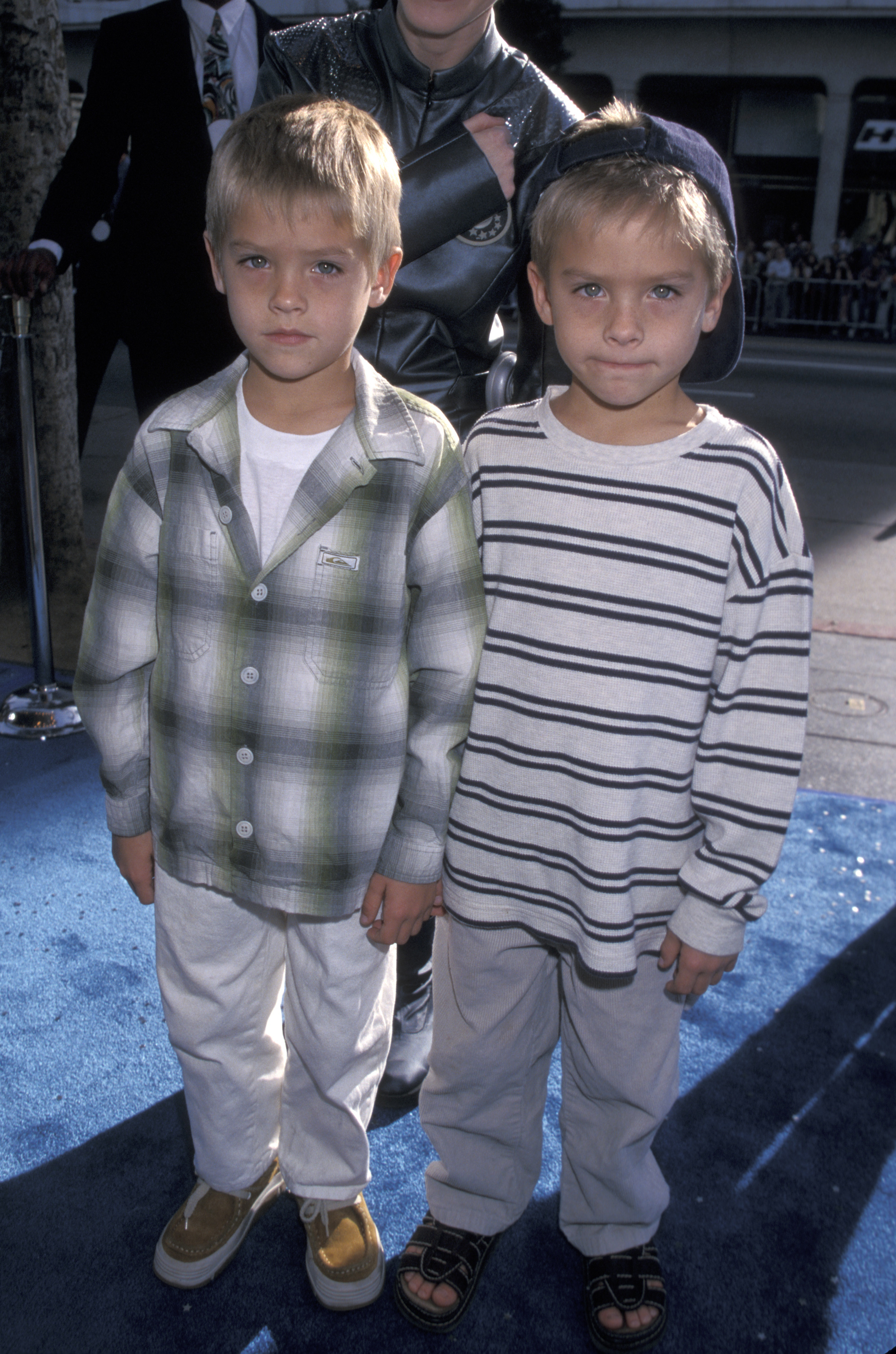 Dylan et Cole Sprouse à la première de "Galaxy Quest" le 19 décembre 1999 à Los Angeles, Californie. | Source : Getty Images