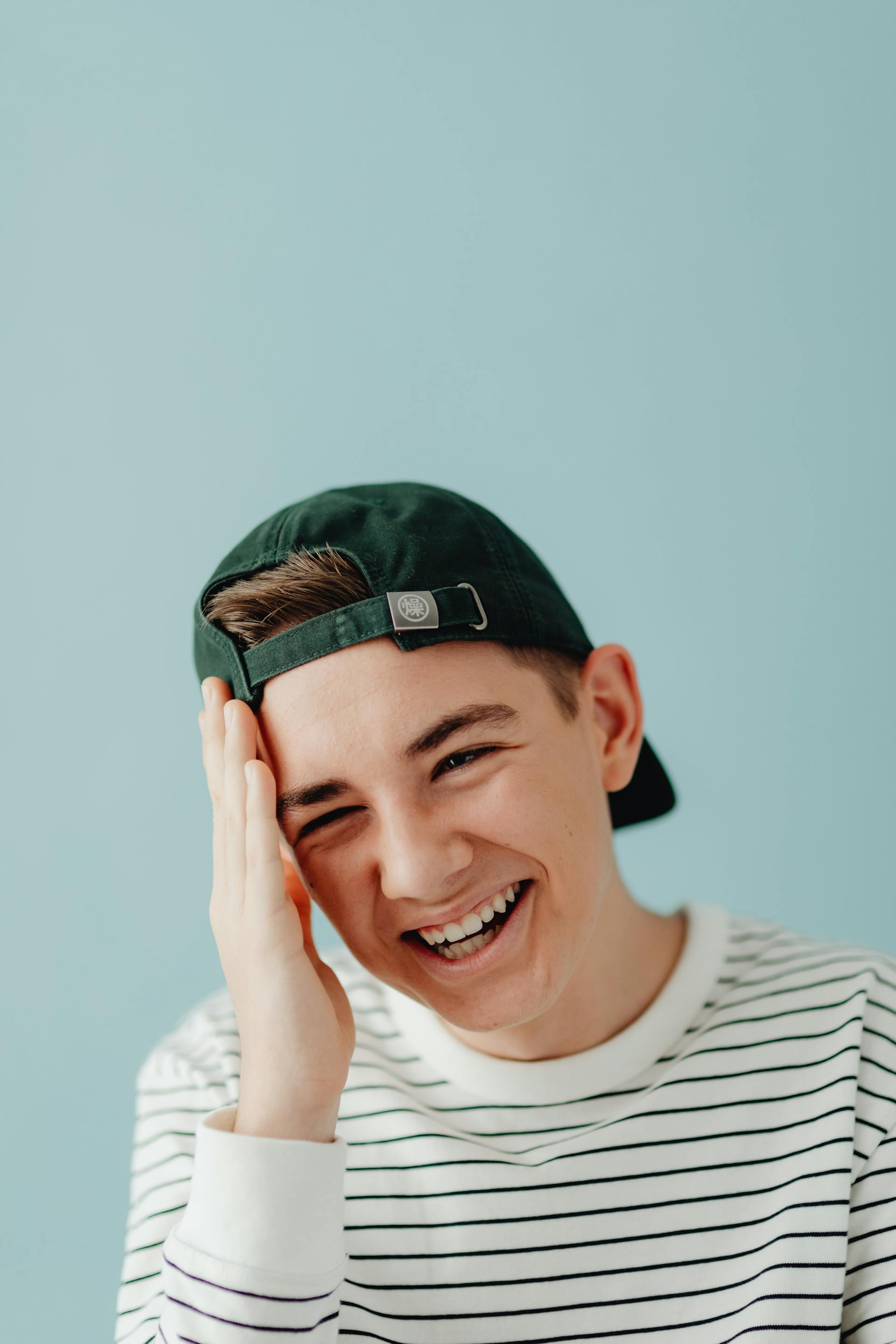 Un garçon qui rit | Source : Pexels