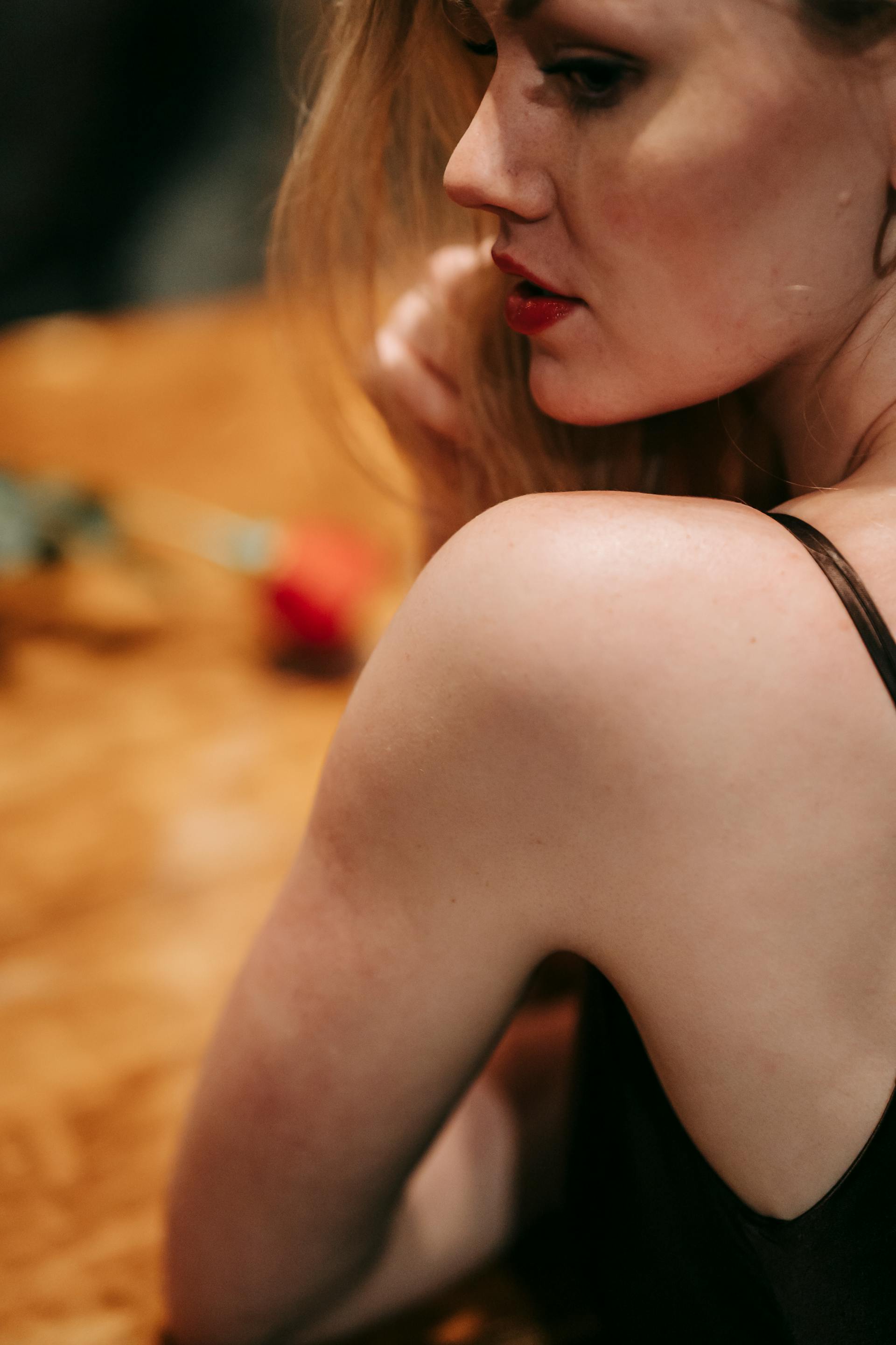 Un gros plan d'une femme qui regarde par-dessus son épaule | Source : Pexels