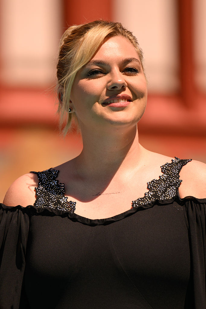 Louane, représentante de la France, assiste au tapis turquoise de la cérémonie d'ouverture du 69e Concours Eurovision de la chanson à la Messe Basel, le 11 mai 2025 à Bâle, en Suisse. | Source : Getty Images