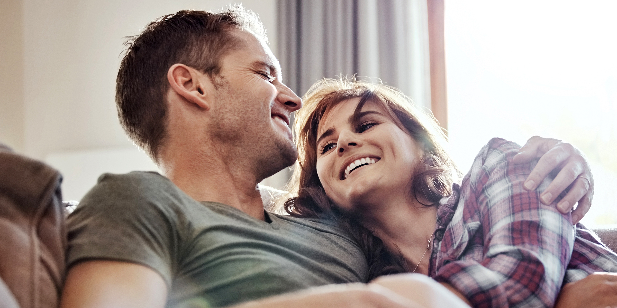 Un mari et sa femme en train de rire | Source : Shutterstock