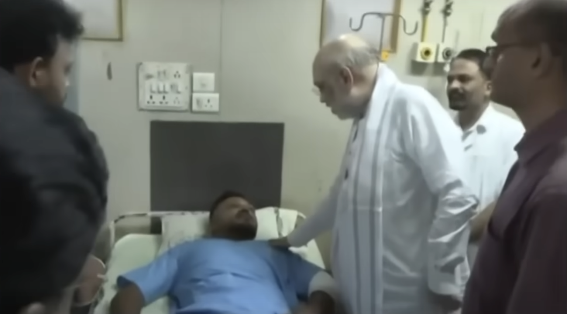 Le premier ministre indien Narendra Modi rend visite à Viswash Kumar Ramesh, le survivant du crash du vol 171 d'Air India, dans un hôpital d'Ahmedabad, posté le 12 juin 2025 | Source : YouTube.com/CBSNews