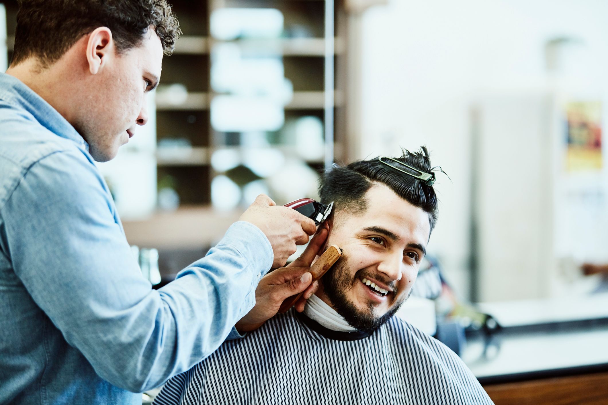 Un homme se faisant couper les cheveux chez le barbier. | Source : Getty Images