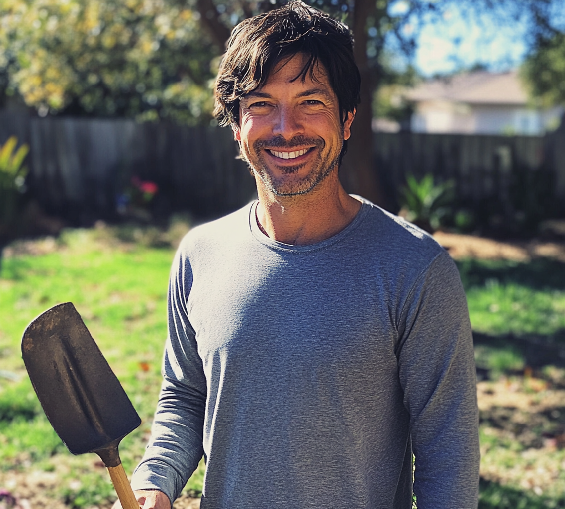 Un homme souriant tenant une pelle | Source : Midjourney