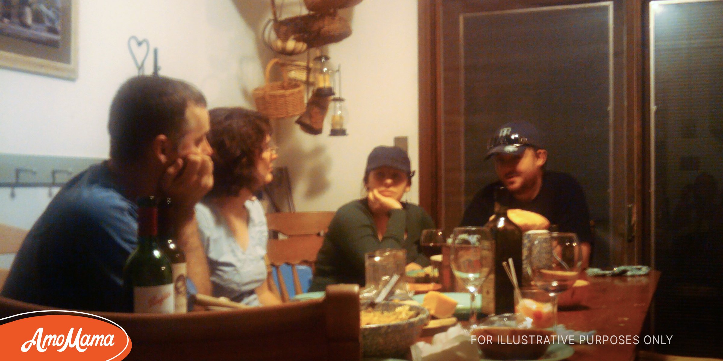 Une famille assise à la table du dîner. | Source : Flickr/wickenden (CC BY-SA 2.0)