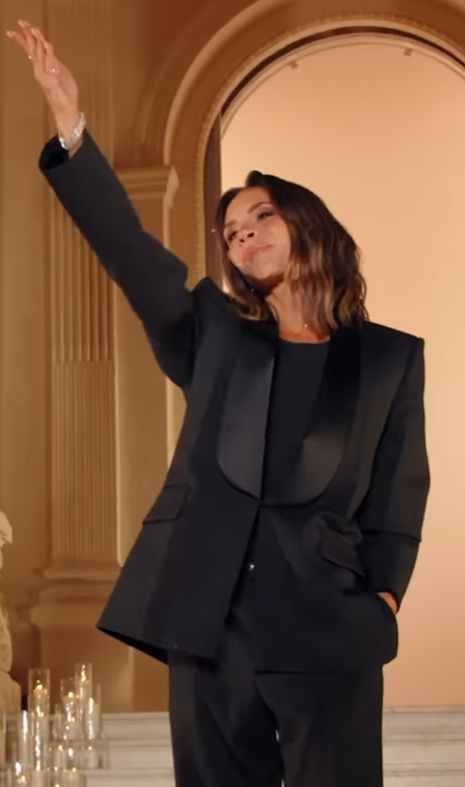 Victoria Beckham salue la foule lors de son défilé de mode à Paris, posté en septembre 2024 | Source : Instagram/victoriabeckham