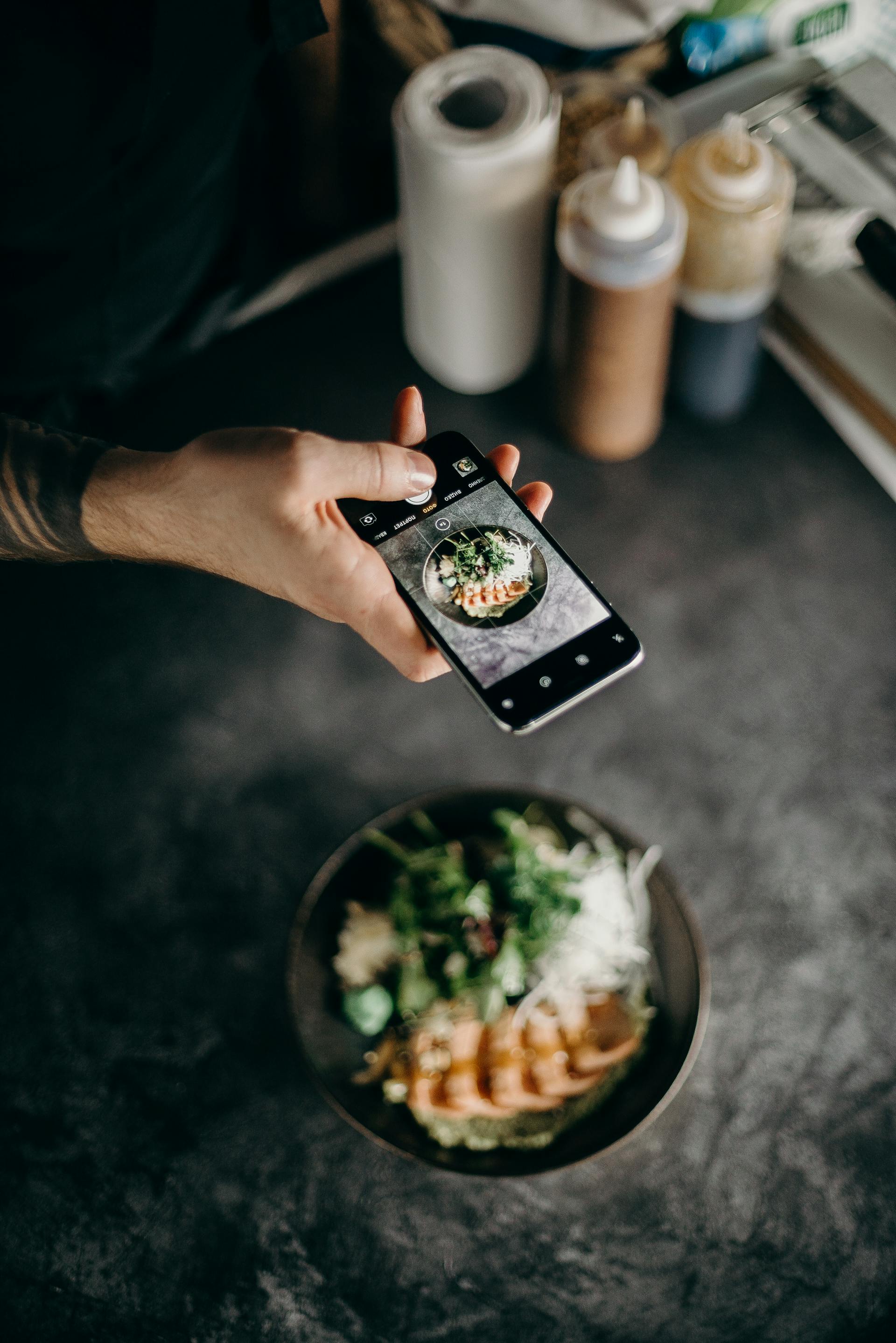 Une personne prenant une photo de nourriture | Source : Pexels