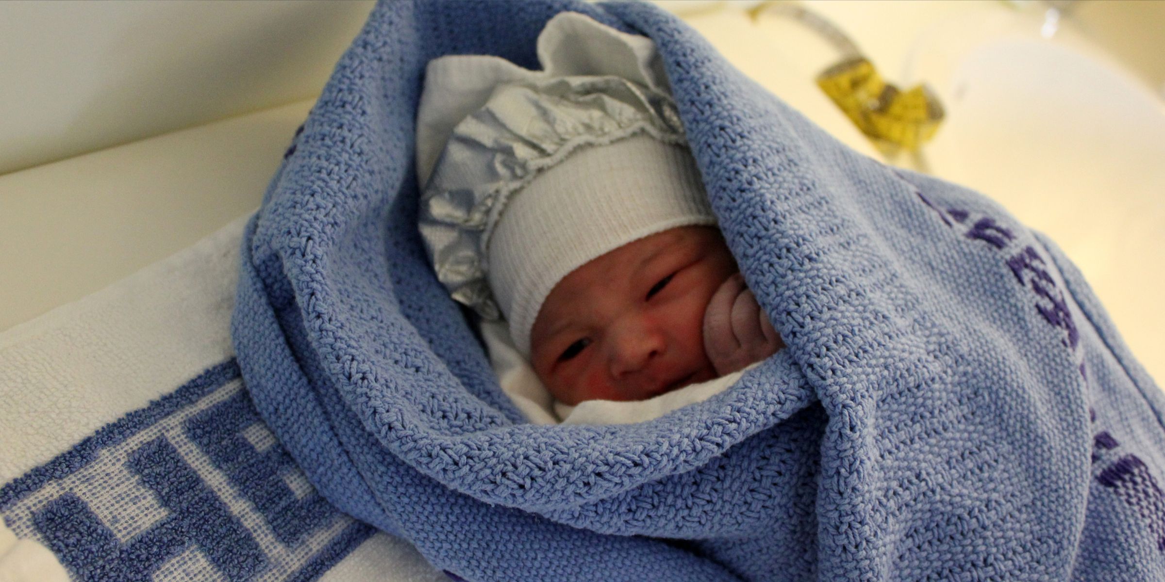 Un bébé enveloppé dans une couverture | Source : Flickr