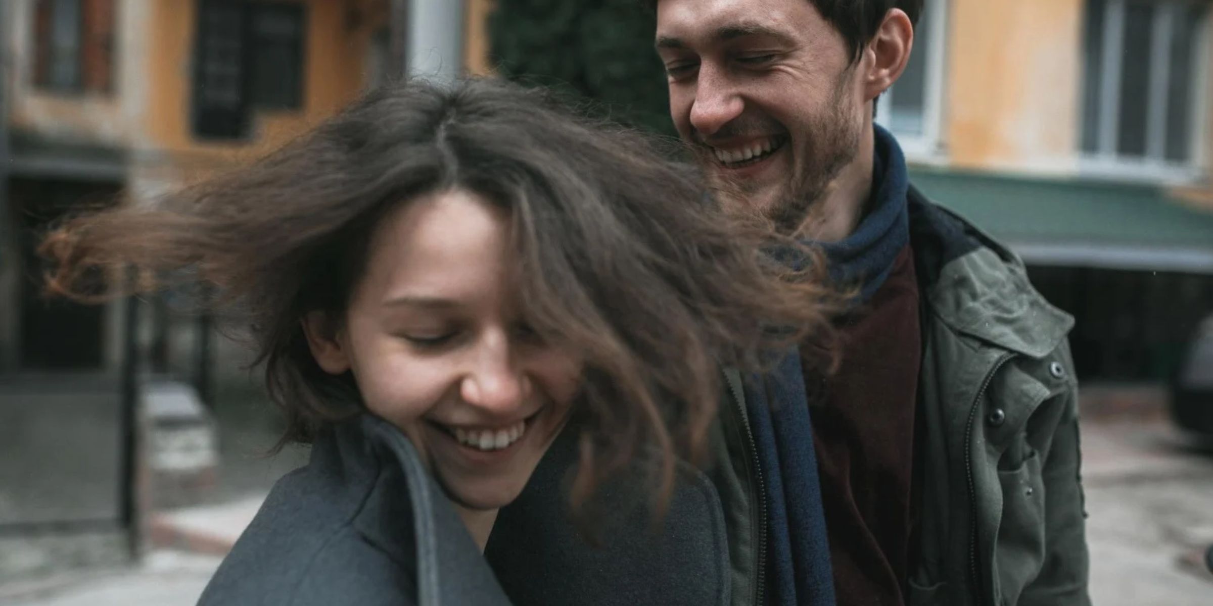 Un couple souriant qui partage un moment de complicité en plein air | Source : Magnific