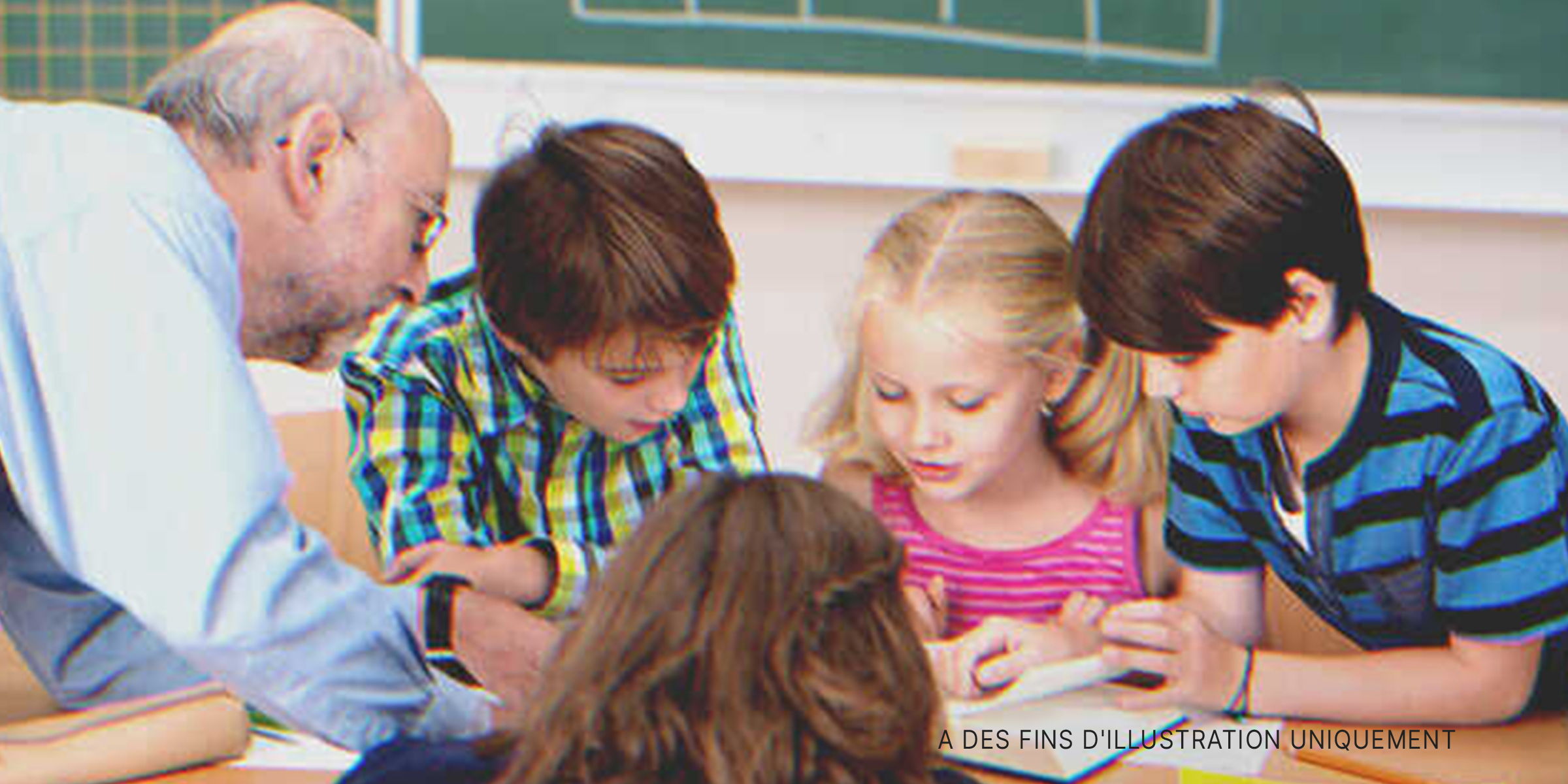Un enseignant qui travaille avec ses élèves | Source : Shutterstock