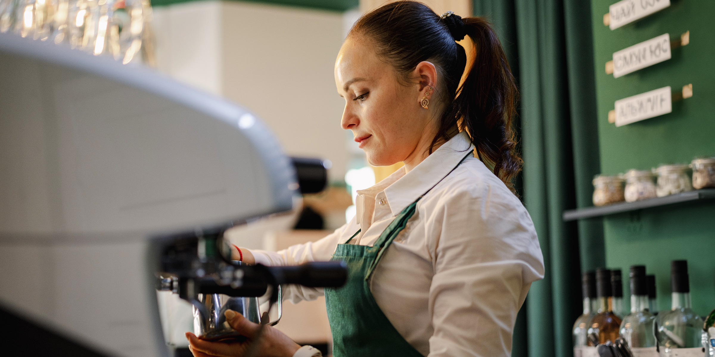 Une barista préparant du café | Source : Shutterstock