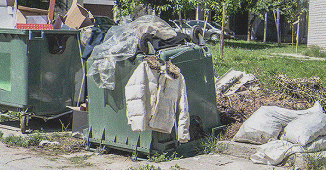 Vieille veste sur une benne à ordures | Source : Shutterstock