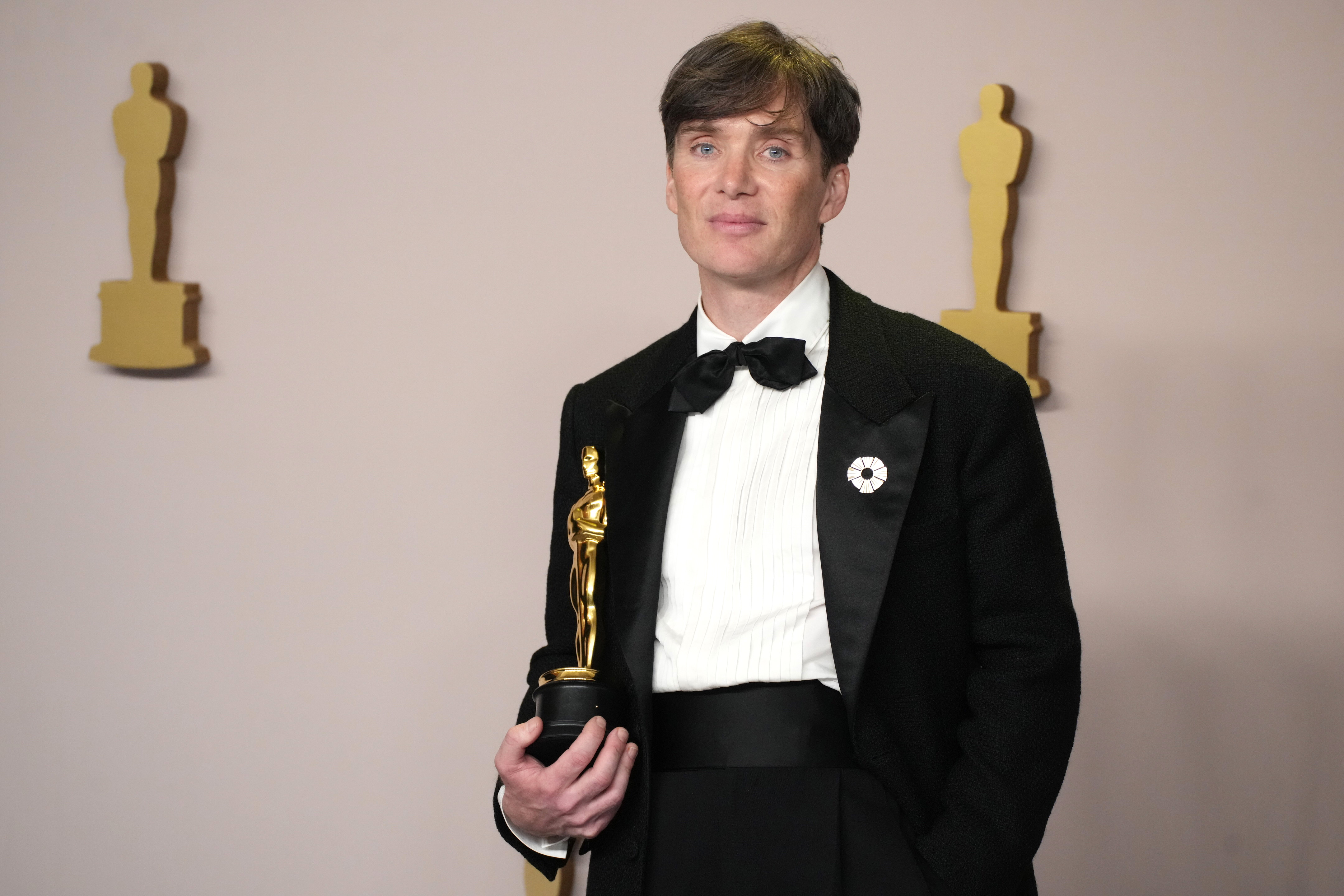 Cillian Murphy, lauréat du prix du meilleur acteur dans un rôle principal pour "Oppenheimer", pose dans la salle de presse lors de la 96e cérémonie annuelle des Oscars à Ovation Hollywood en Californie, le 10 mars 2024. | Source : Getty Images