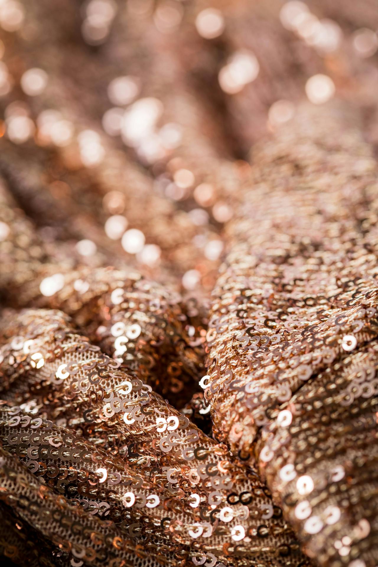 Gros plan sur un tissu chatoyant avec des paillettes | Source : Pexels