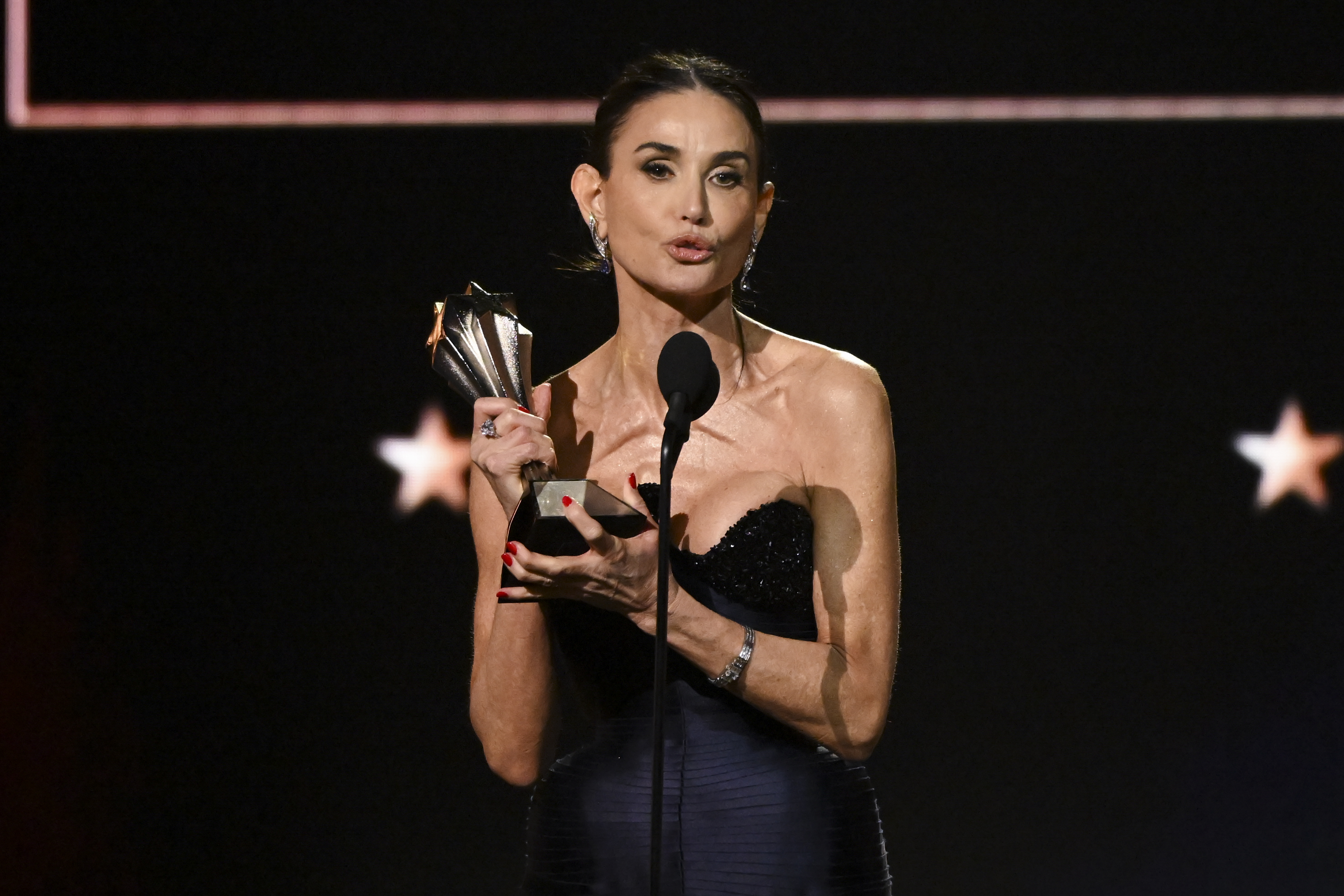 Demi Moore assiste aux 2025 Critics Choice Awards au Barker Hangar le 07 février 2025, à Santa Monica, en Californie. | Source : Getty Images