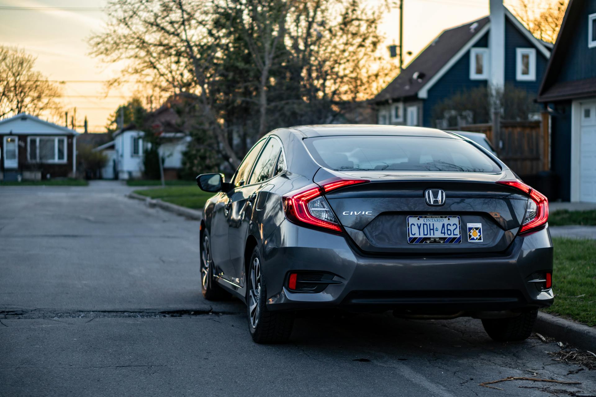 Une voiture dans une rue de banlieue | Source : Pexels