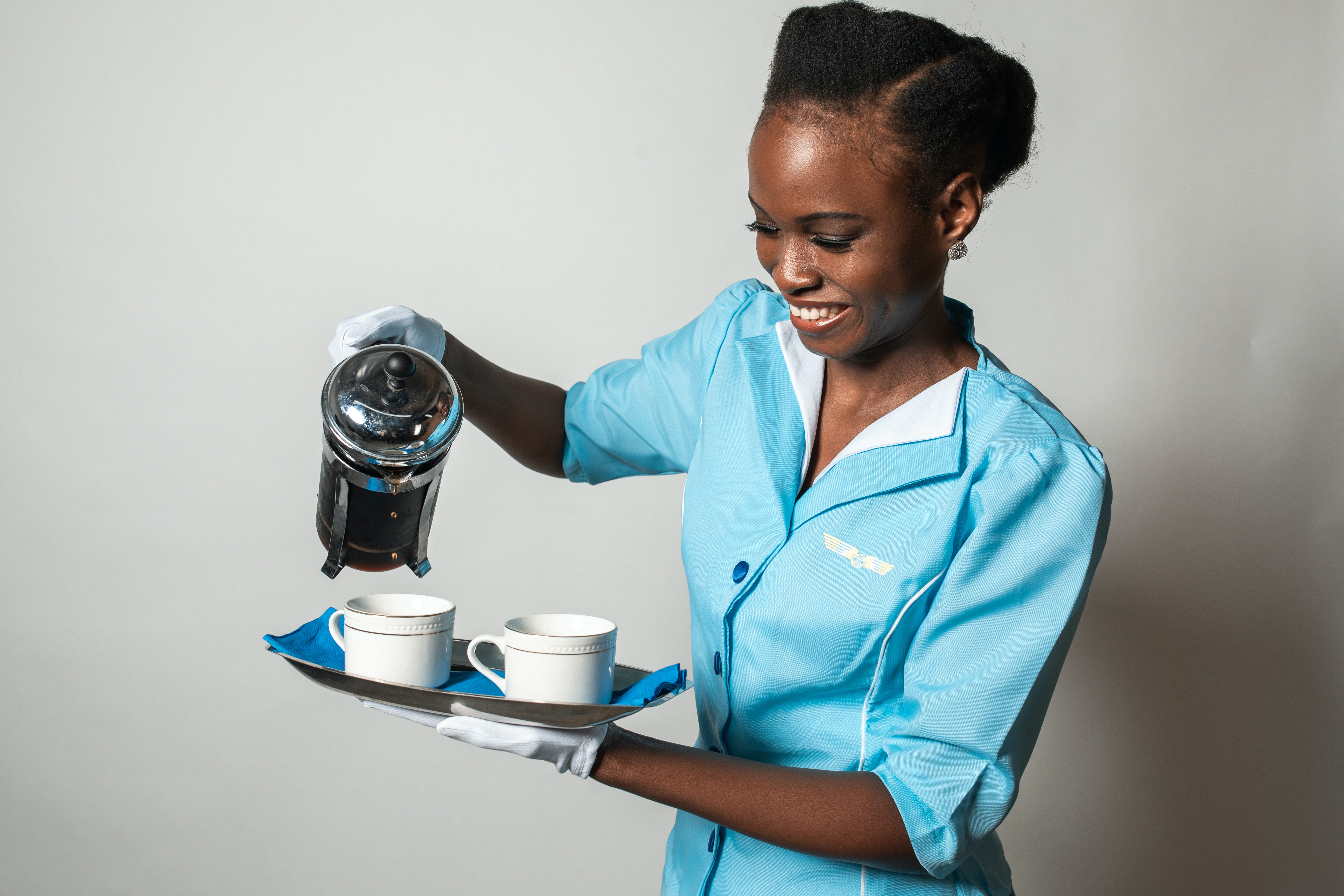 Hôtesse de l'air servant du café | Source : Pexels