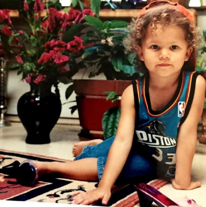 Au départ, son père rêvait qu’elle devienne la première femme à jouer en NBA. Sur cette photo, elle pose en maillot de basket pour une photo rétro publiée le 12 août 2016. | Source : Instagram/zendaya