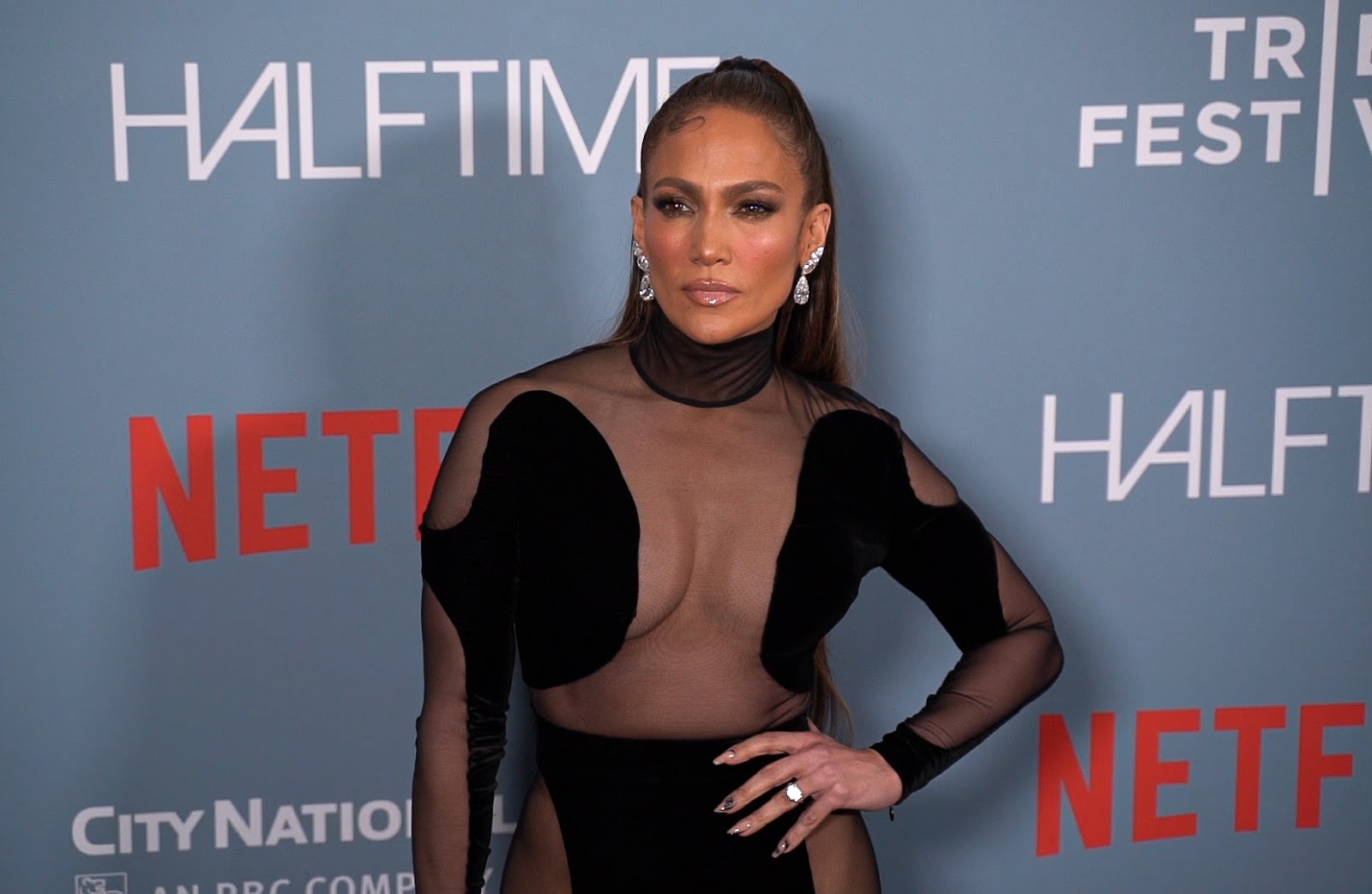 Jennifer Lopez porte sa bague de fiançailles à la première de "Halftime" lors de la soirée d'ouverture du festival du film de Tribeca à New York, le 8 juin 2022 | Source : Getty Images