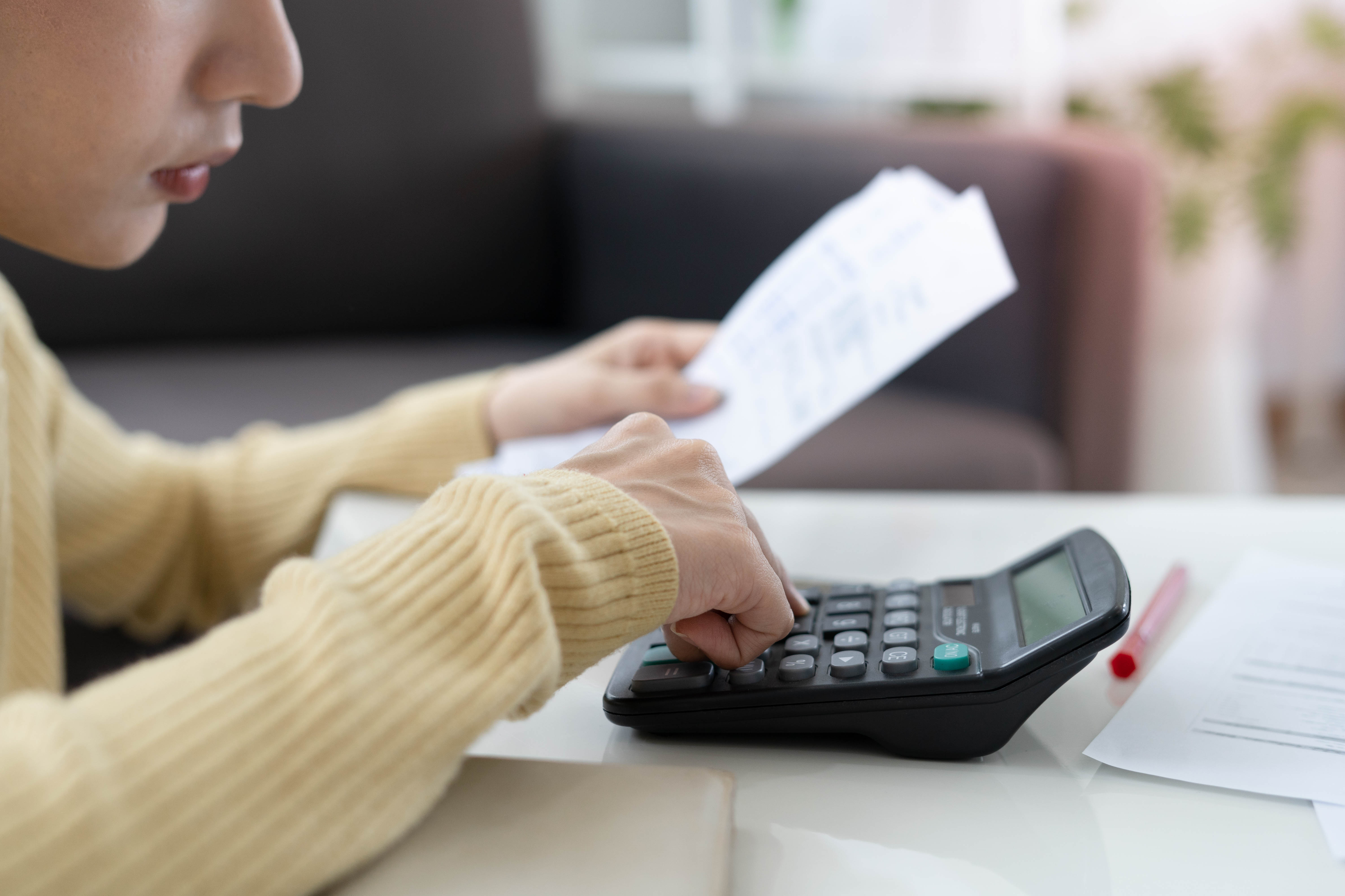 Una mujer calculando sus gastos | Fuente: Shutterstock