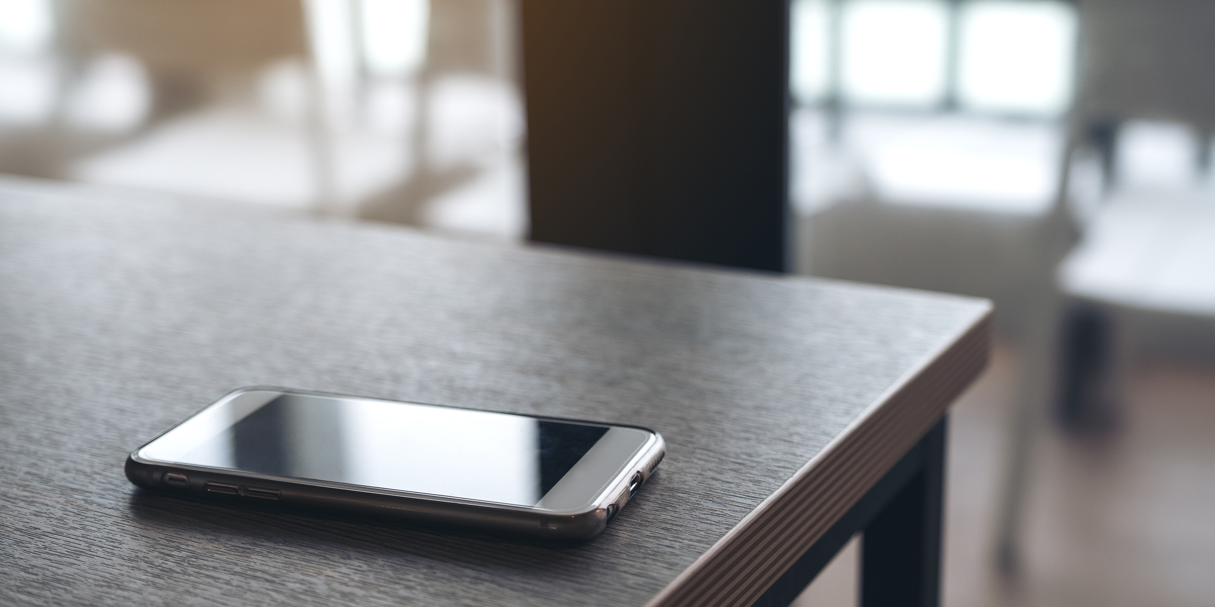 Un smartphone sur la table | Source : Shutterstock