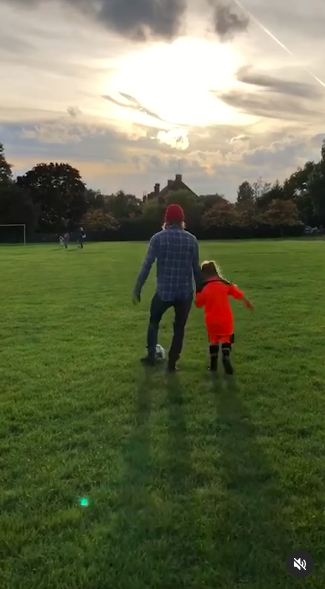 David et Harper Beckham jouant au football, posté le 10 juillet 2024 | Source : Instagram/victoriabeckham