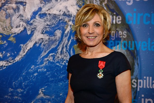 Evelyne Dheliat reçoit la Légion d'honneur française de Ségolène Royal au Ministère de l'Ecologie le 24 janvier 2017 à Paris. |Photo : Getty Images