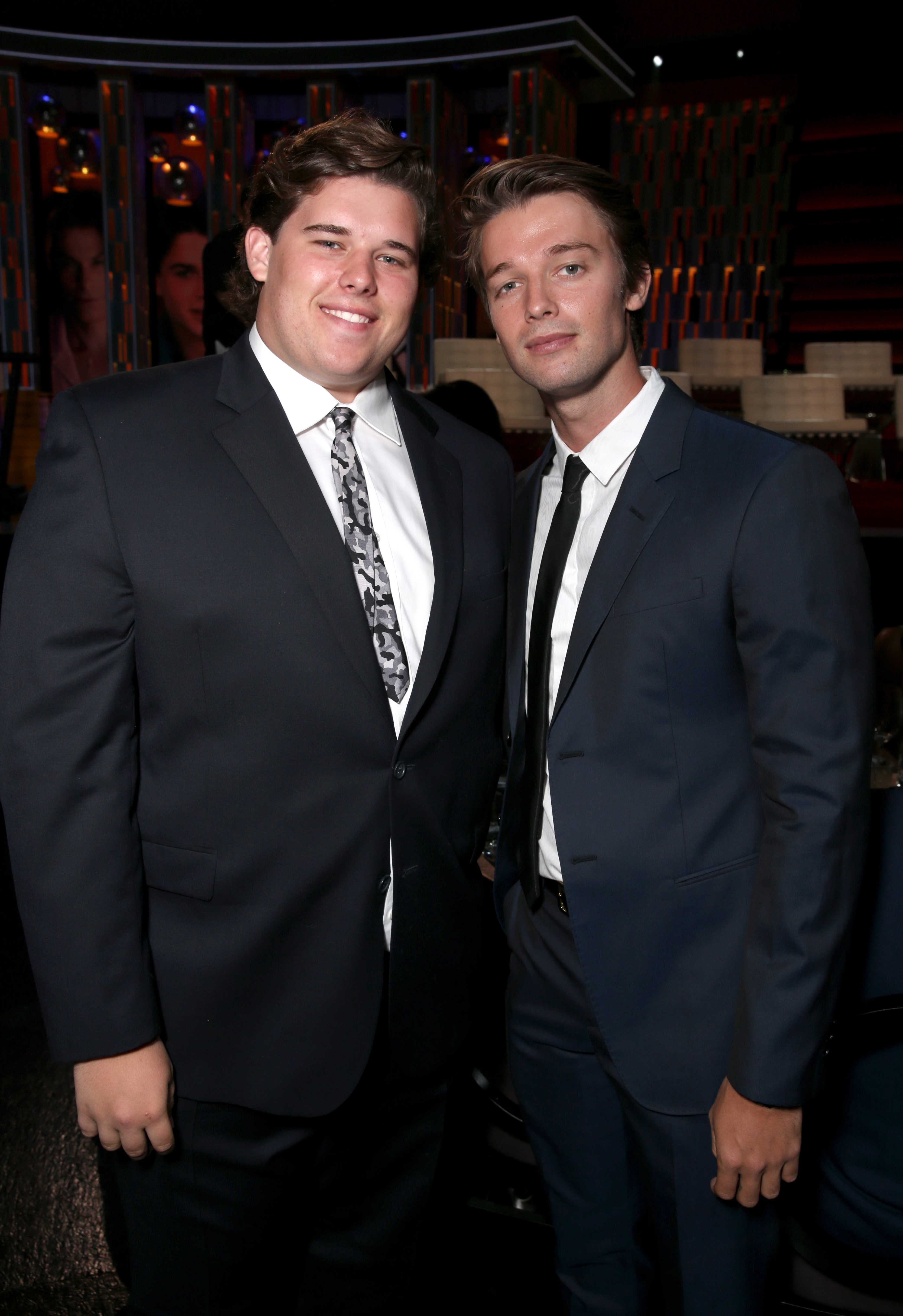 Christopher Schwarzenegger pose avec son frère Patrick lors de la soirée The Comedy Central Roast of Rob Lowe à Los Angeles, en août 2016. Vêtu d'un costume sombre et d'une cravate à motifs, Christopher apparaît avec une carrure plus imposante et des cheveux balayés en arrière, souriant chaleureusement lors de la soirée.