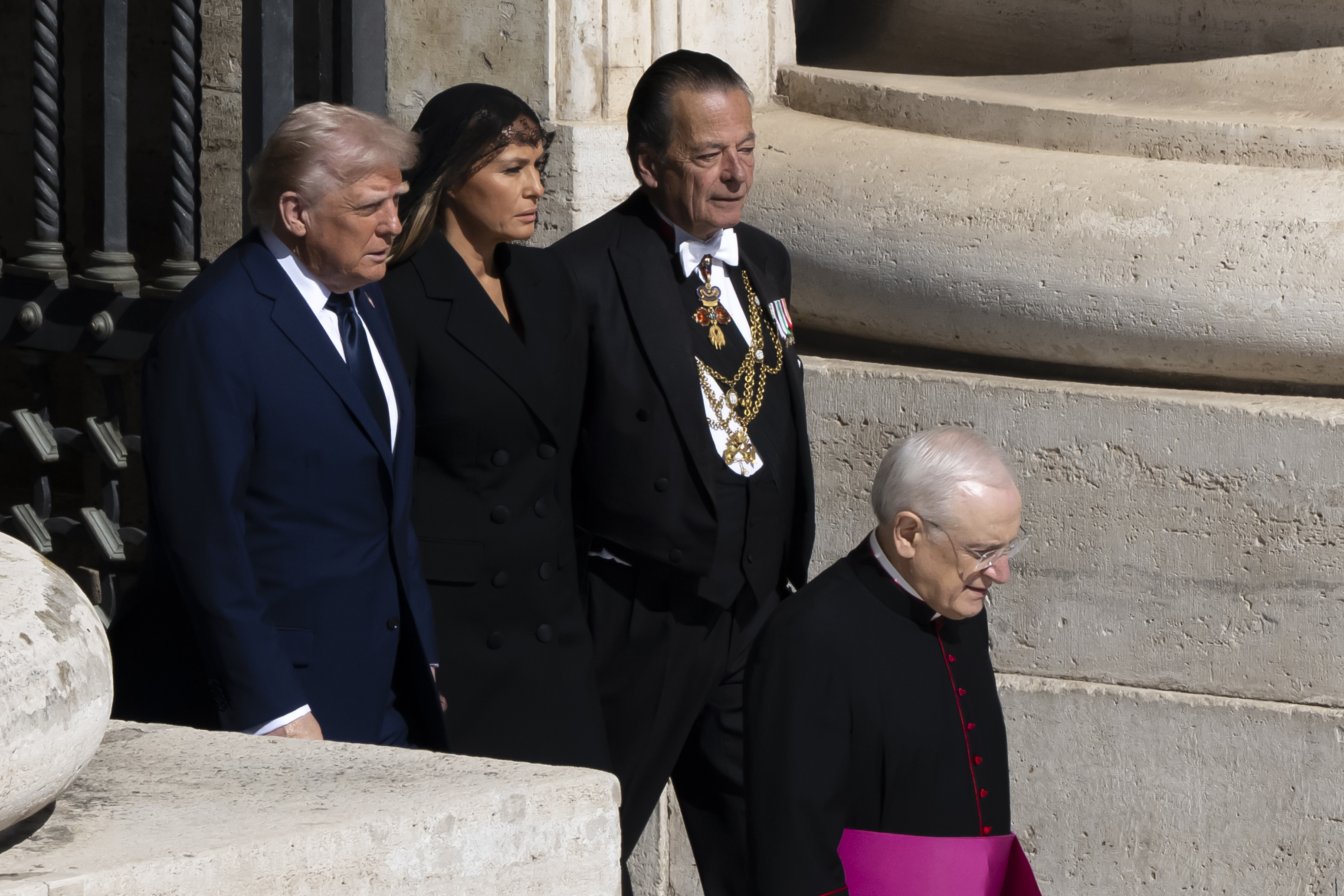 Le président Donald Trump et Melania arrivent pour la messe funéraire du pape François sur la place Saint-Pierre, au Vatican, le 26 avril 2025 | Source : Getty Images