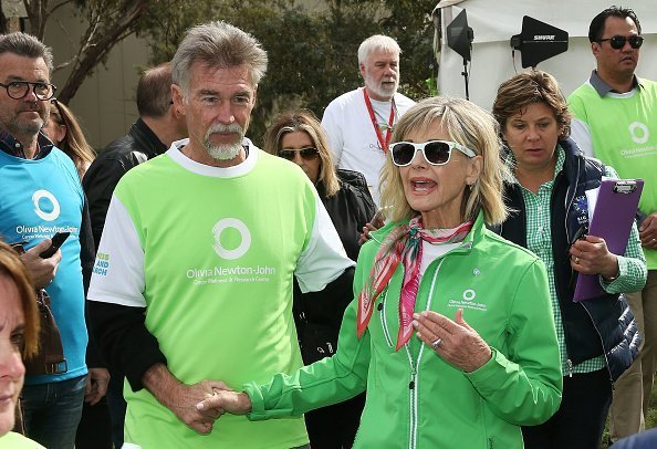 Olivia Newton-John-John et John Easterling à la Marche annuelle du mieux-être et course de recherche le 16 septembre 2018 | Photo ; Getty Images