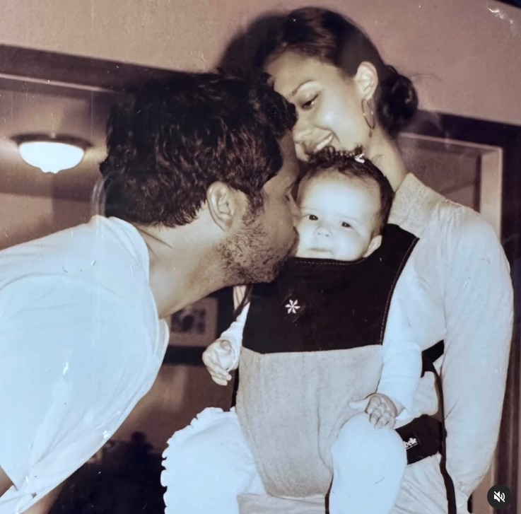 Honor Warren avec ses parents, Jessica Alba et Cash Warren dans un post mis en ligne le 7 juin 2024 | Source : Instagram/jessicaalba