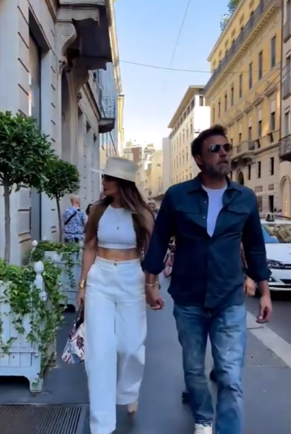 Ben Affleck et Jennifer Lopez aperçus se promenant dans les rues d'Italie pendant leur lune de miel, posté le 26 août 2022 | Source : YouTube/x17online