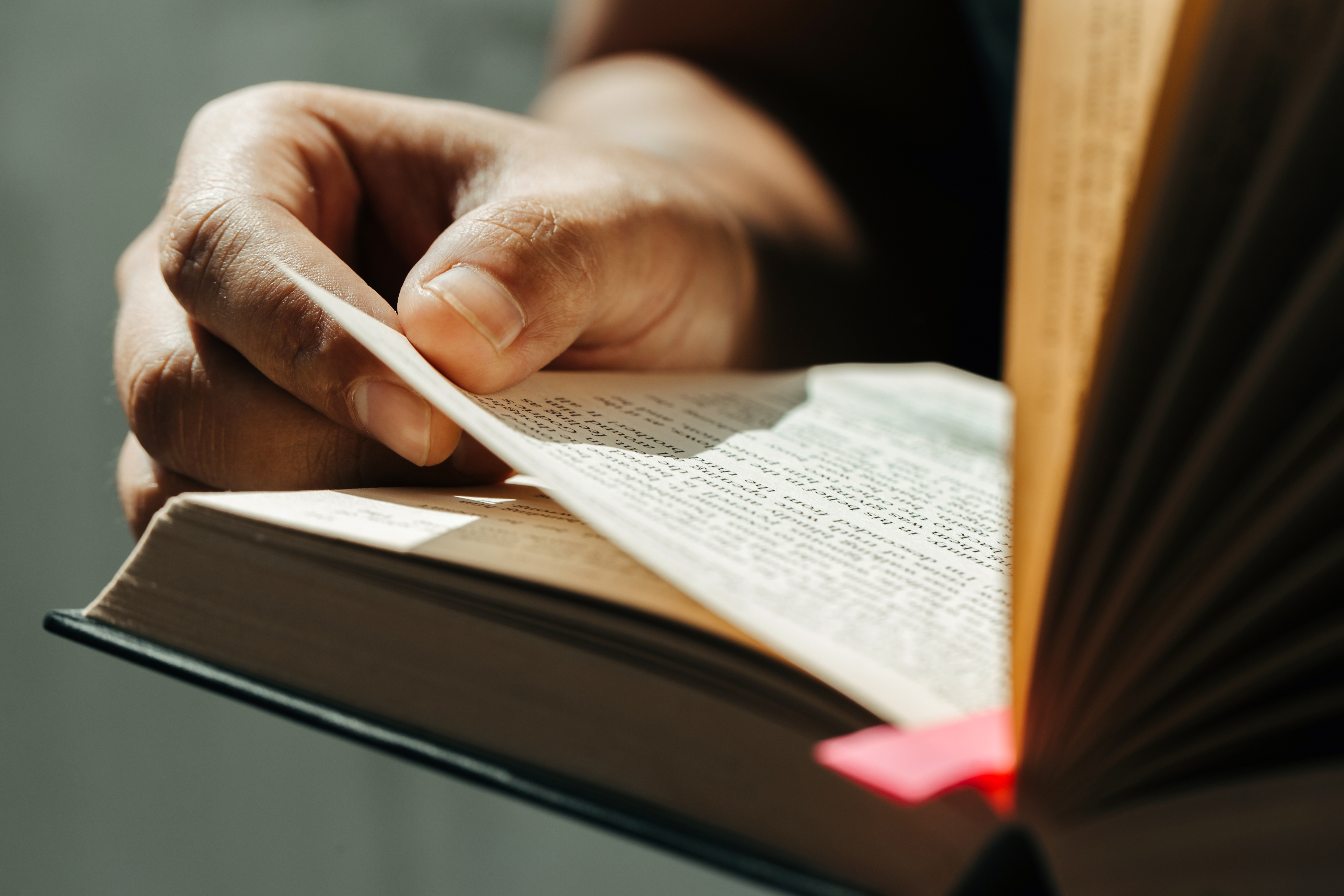 Quelqu'un qui lit une bible | Source : Getty Images