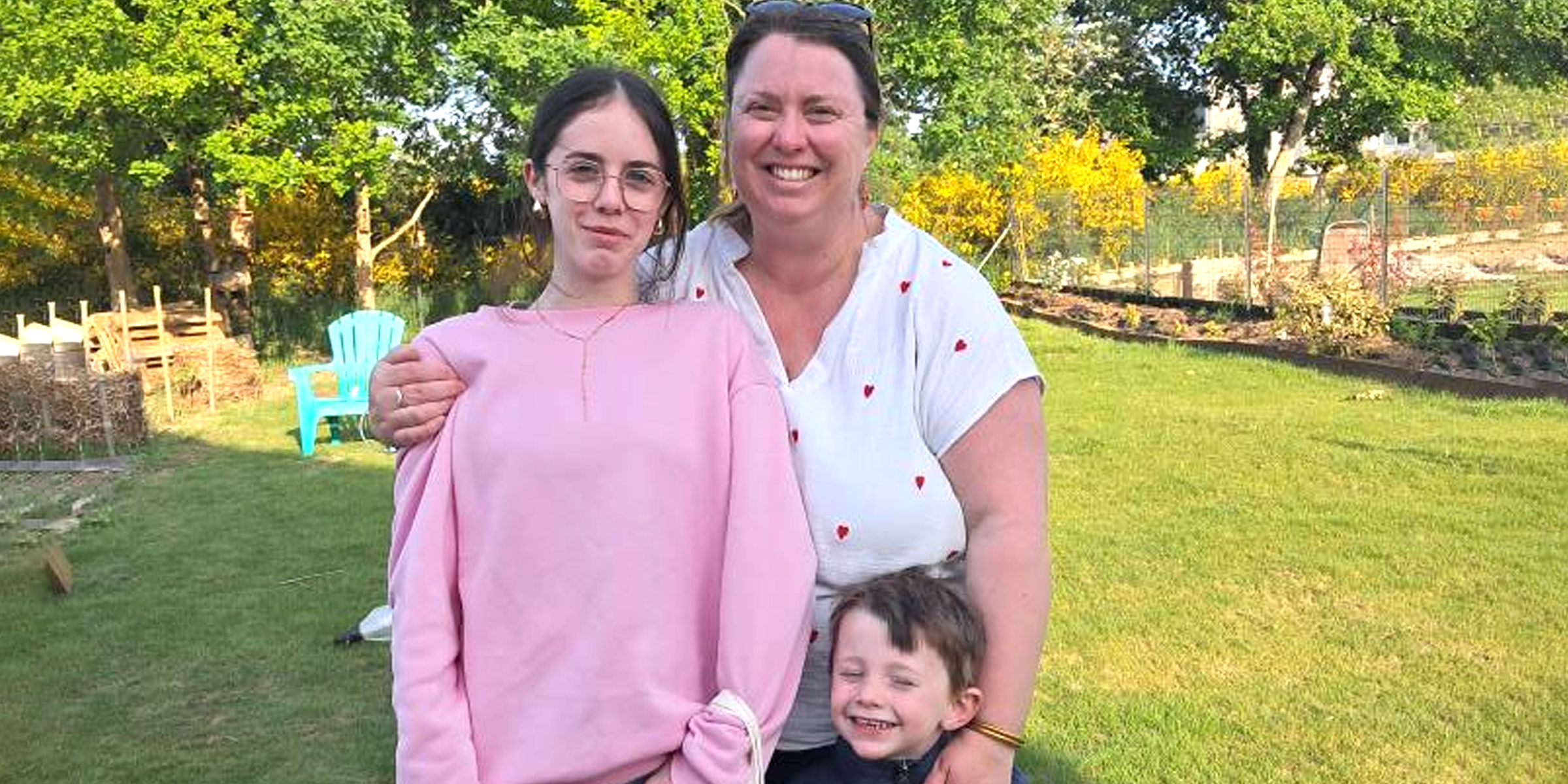 Emma, sa mère et son jeune frère | Source : facebook.com/MelanieJoalland