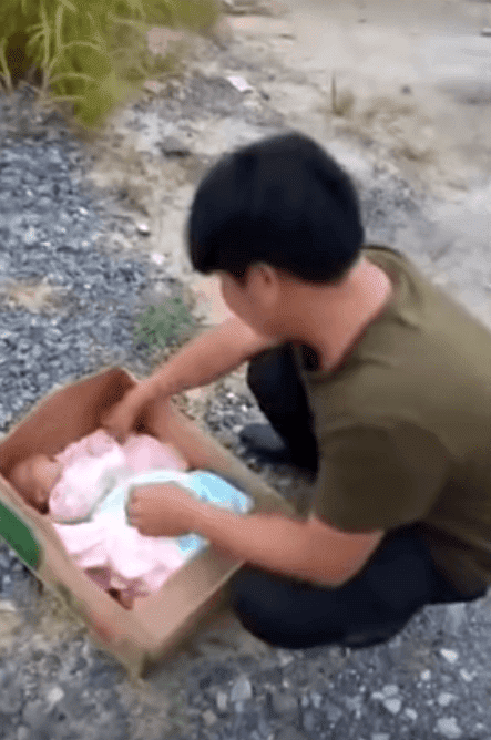 Le bébé dans son carton. l Source: YouTube/Daily Mai