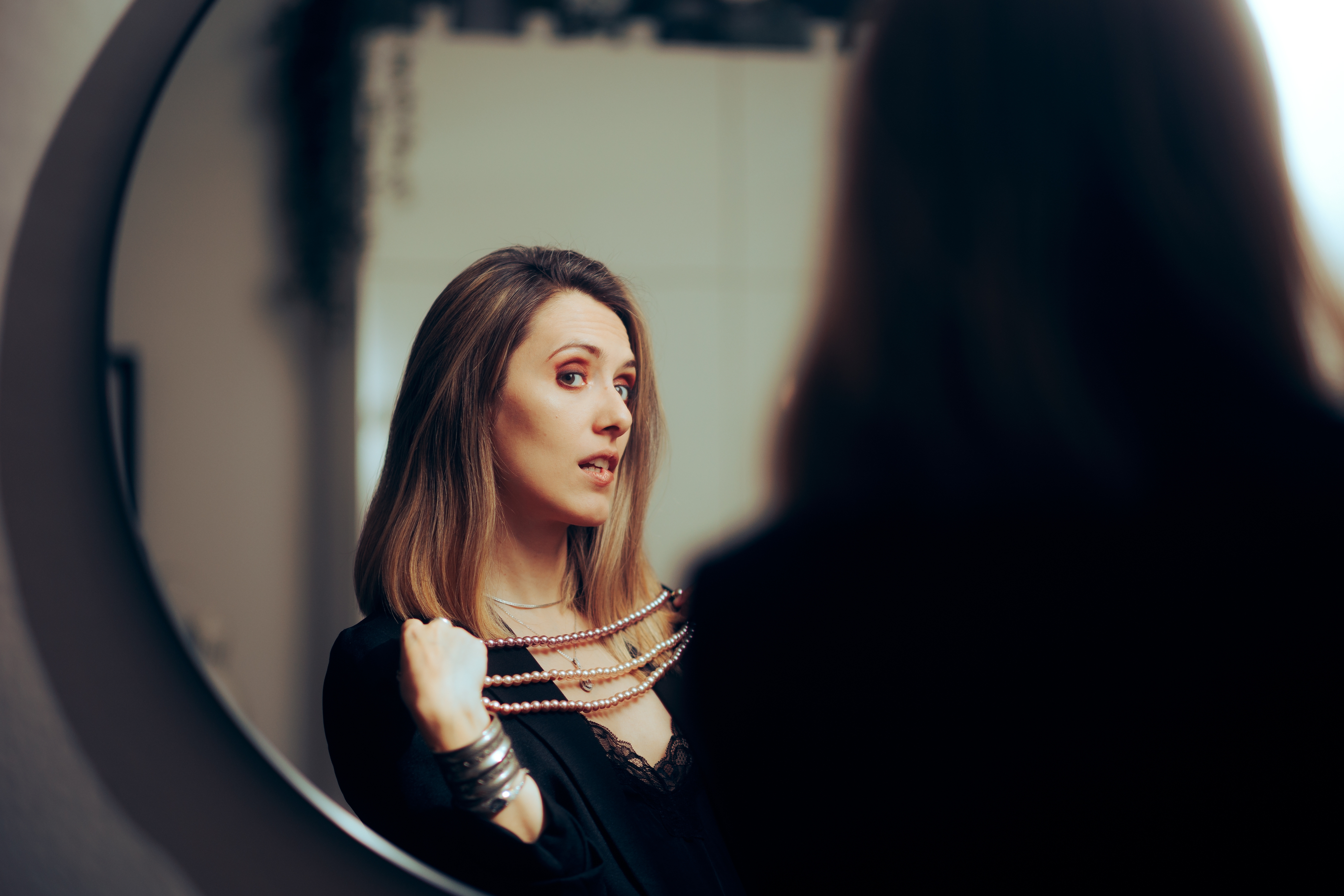 Une femme qui se regarde dans le miroir. | Source : Shutterstock