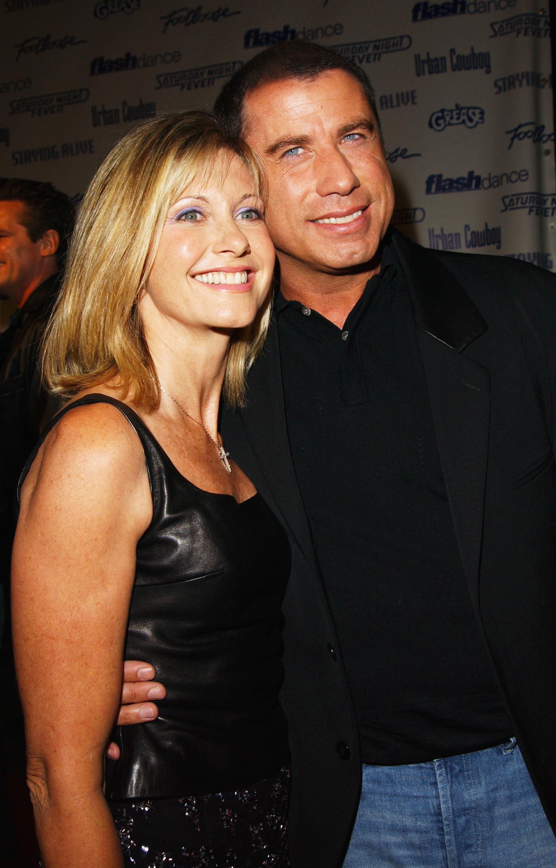 Olivia Newton-John et John Travolta le 22 septembre 2002 aux studios Paramount de Los Angeles, en Californie. | Photo: Getty Images.