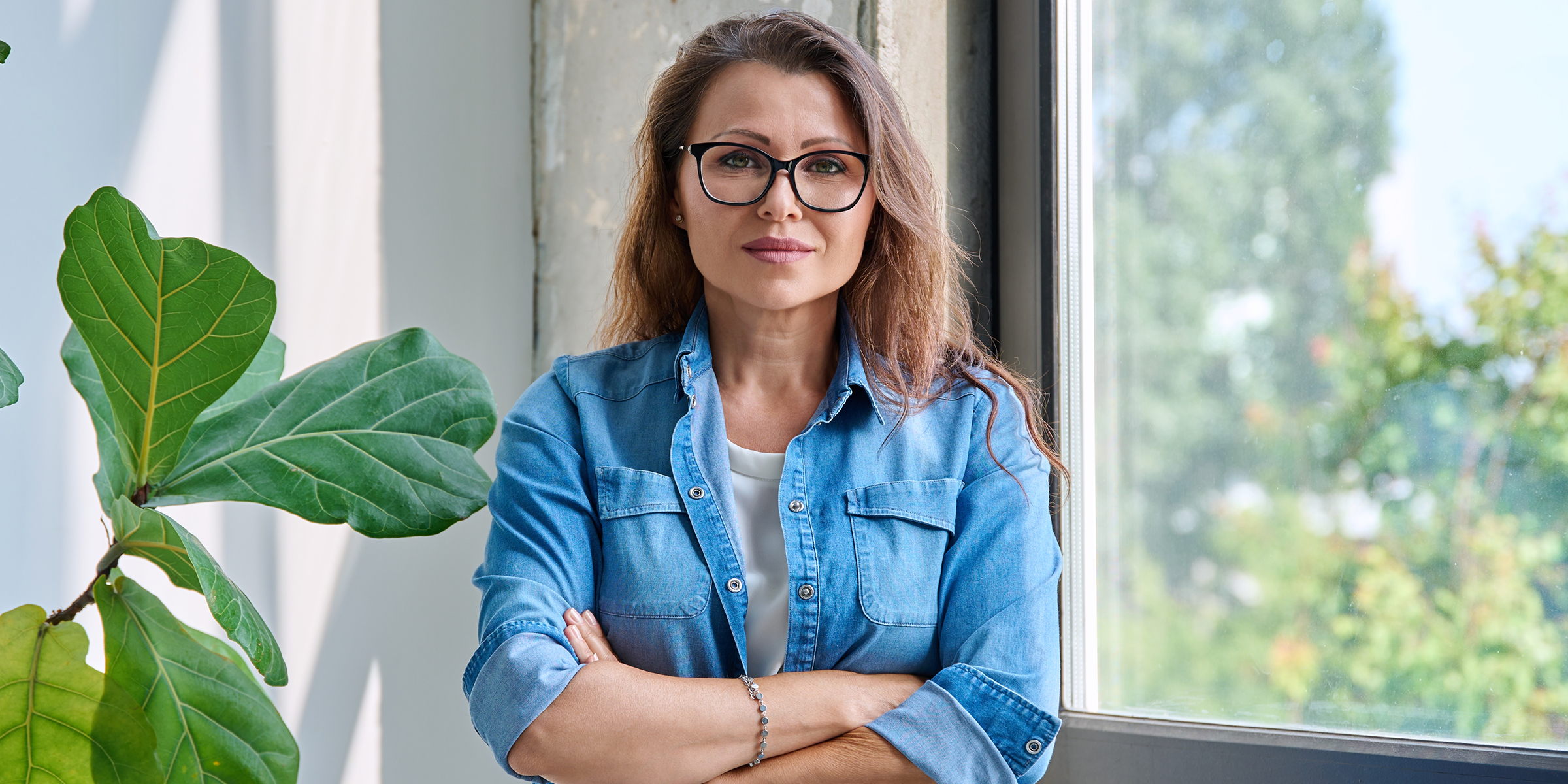 Une femme debout avec les bras croisés | Source : Shutterstock