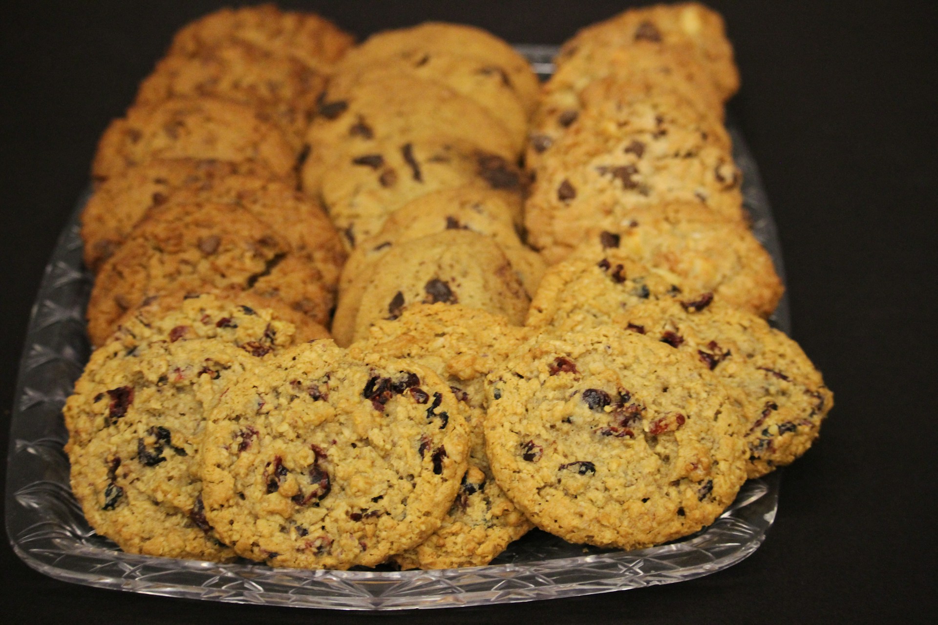 Un plateau de biscuits aux pépites de chocolat | Source : Unsplash