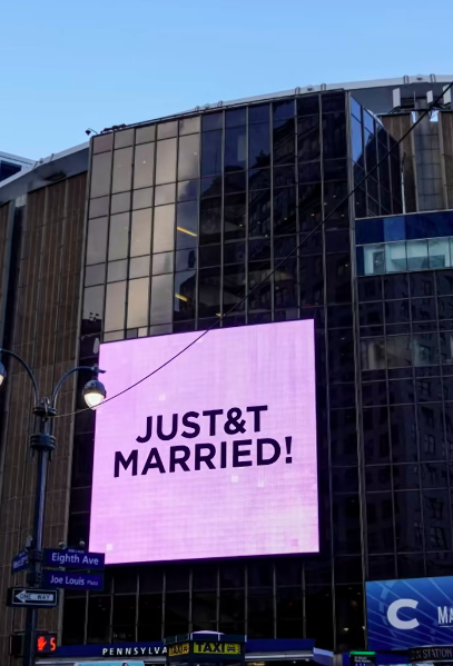 La façade du Madison Square Garden a été l'un des lieux les plus visibles où on a pu voir des clins d'œil au mariage de Taylor Swift et Travis Kelce, après des jours de secret total autour de l'événement. Le