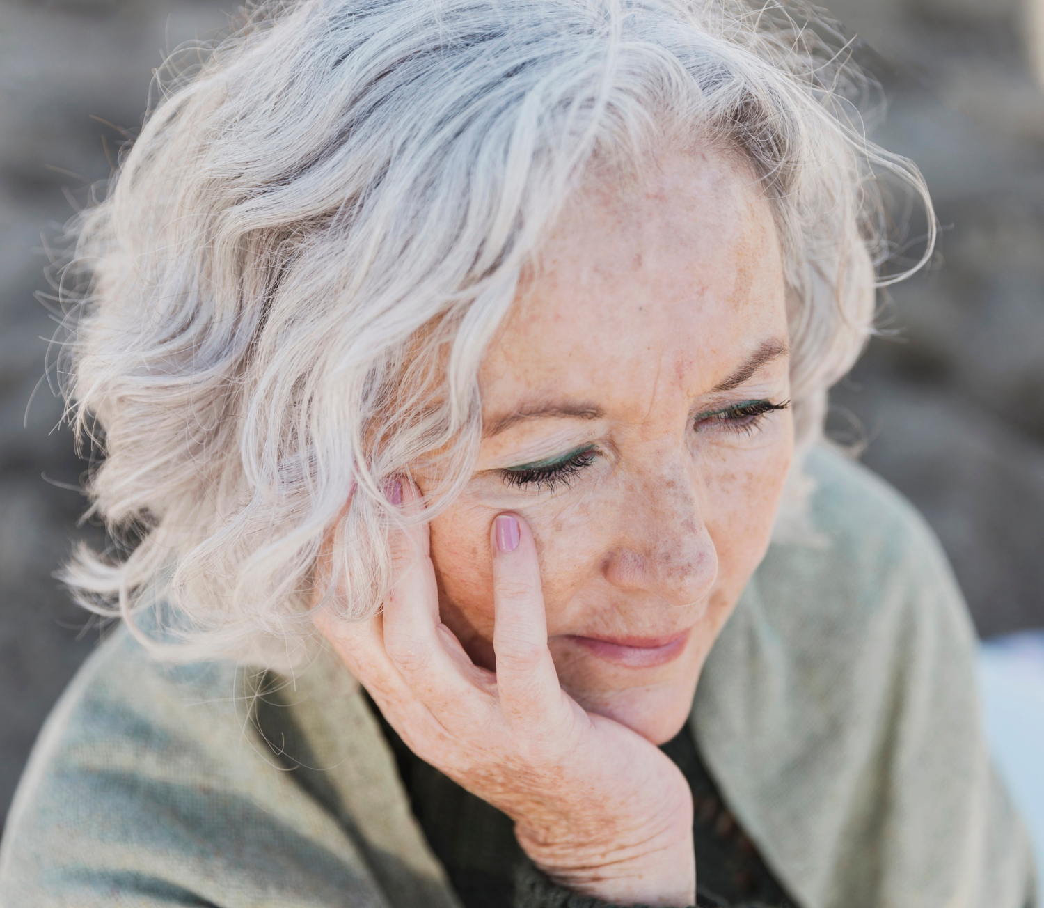 Une femme âgée qui sourit | Source : Freepik
