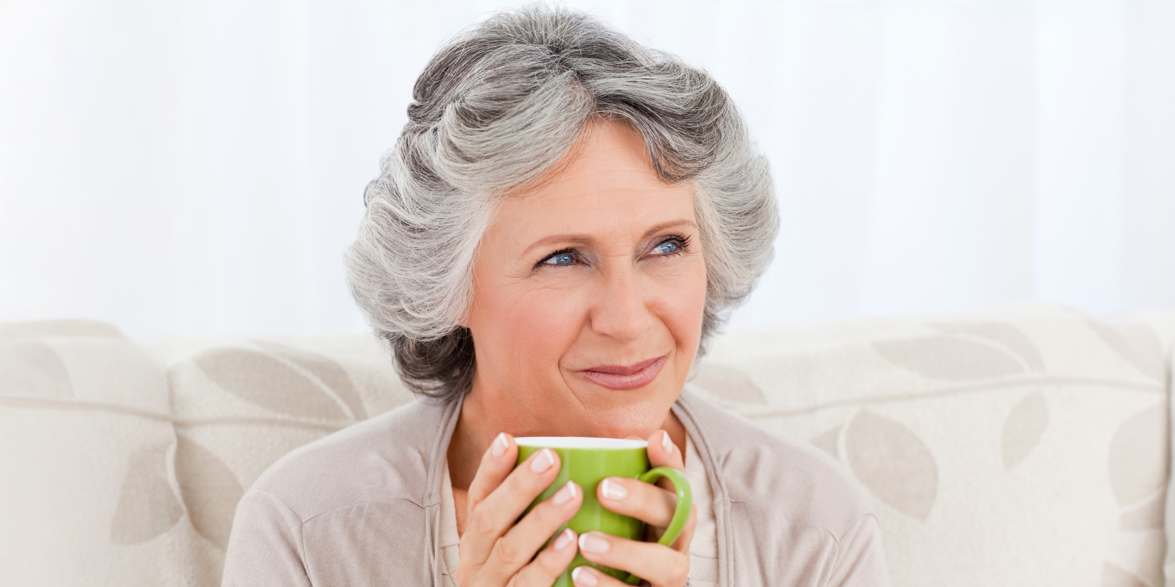 Une femme complice qui boit du thé | Source : Shutterstock