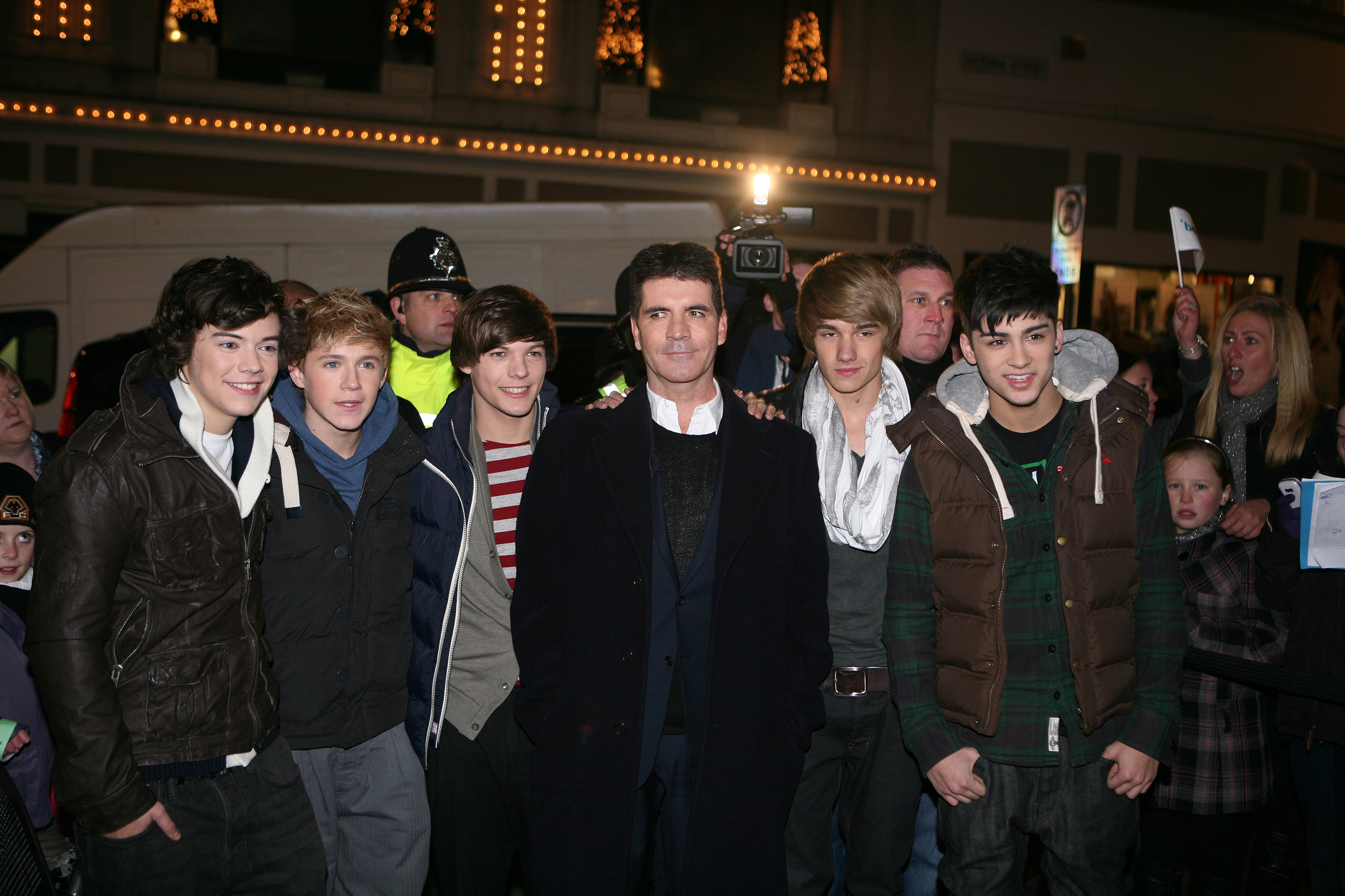 Harry Styles, Nial Horan, Louis Tomlinson, Simon Cowell, Liam Payne et Zayn Malik assistent au spectacle des One Direction le 7 décembre 2010 à Wolverhampton, en Angleterre. | Source : Getty Images