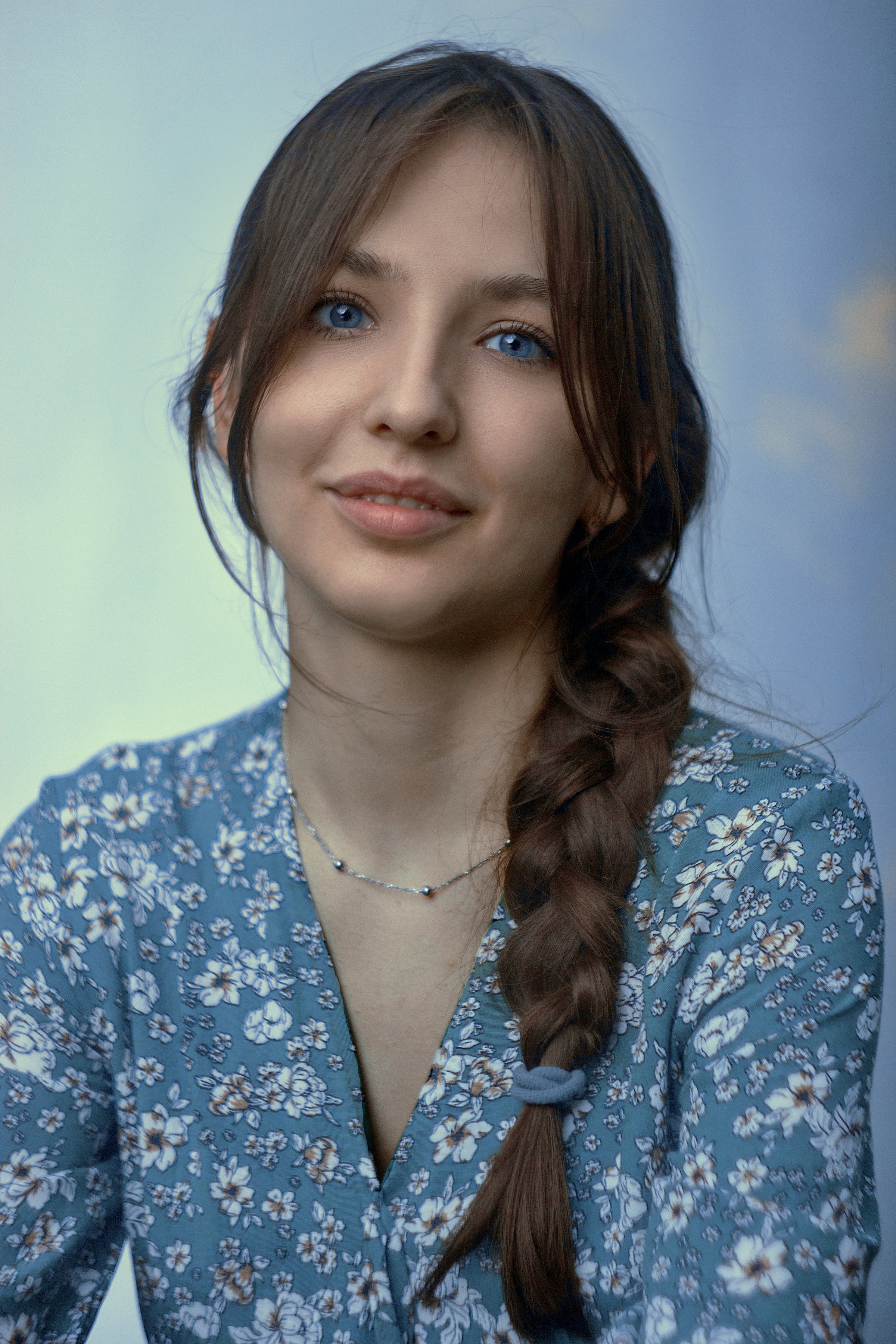 Une jeune femme vêtue d'une chemise boutonnée à fleurs bleues et blanches | Source : Unsplash
