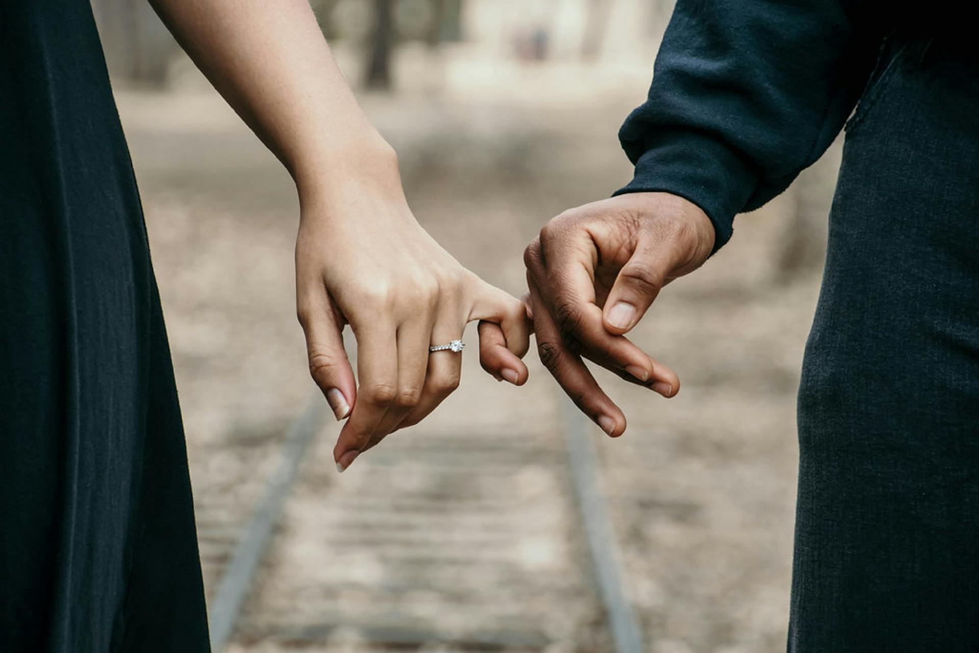 Un couple se tenant par la main | Source : Pexels