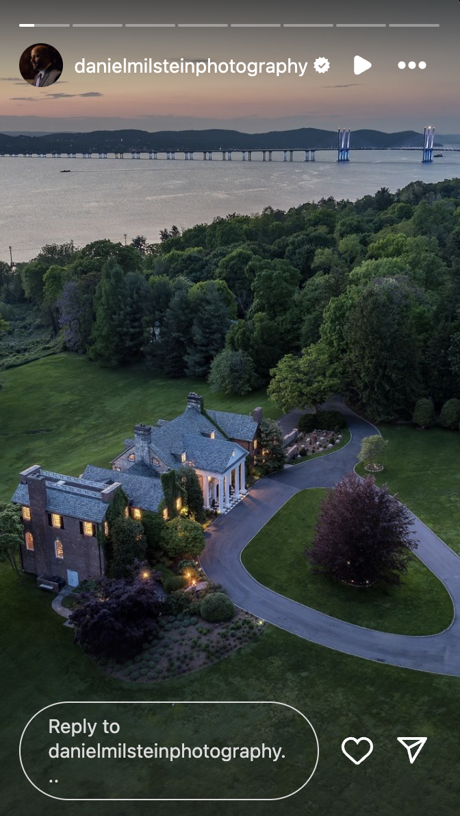 Une photo en vue plongeante du manoir au bord de la rivière de Catherine Zeta-Jones et Michael Douglas, postée le 18 juin 2024 | Source : Instagram/danielmilsteinphotography