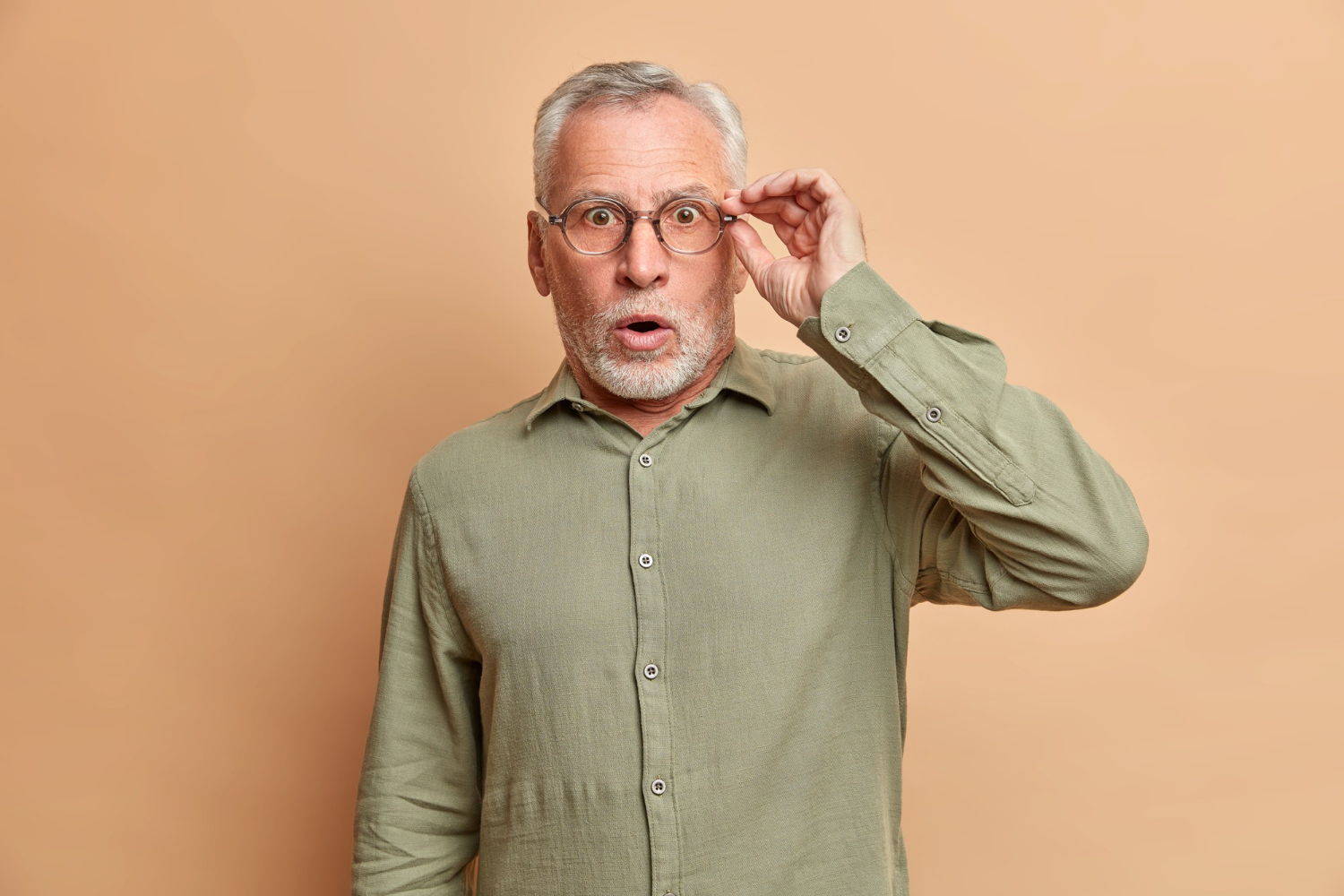 Un homme âgé effrayé | Source : Freepik